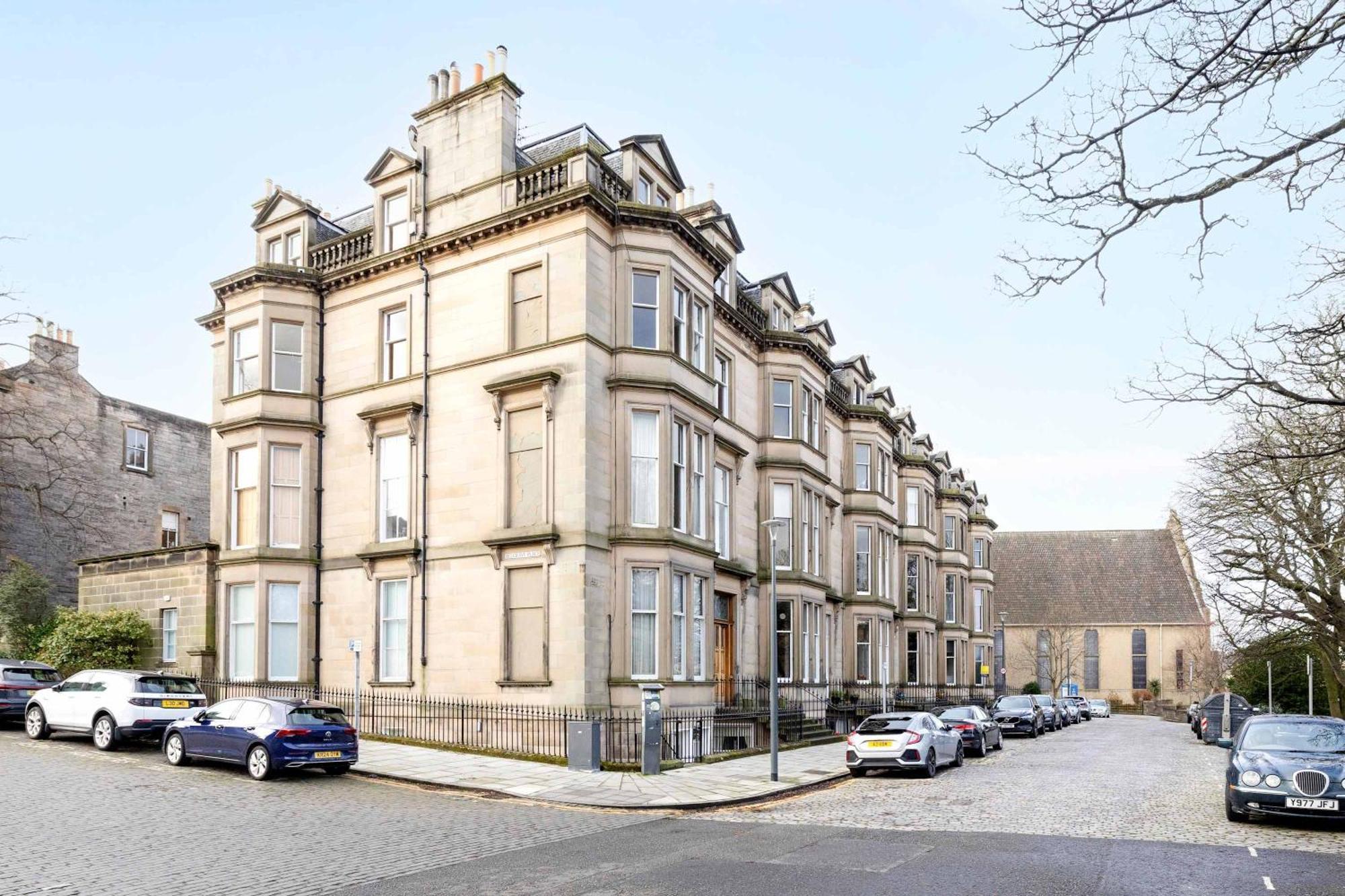 Joivy Spacious 2-bedroom Ground Floor Flat Apartment