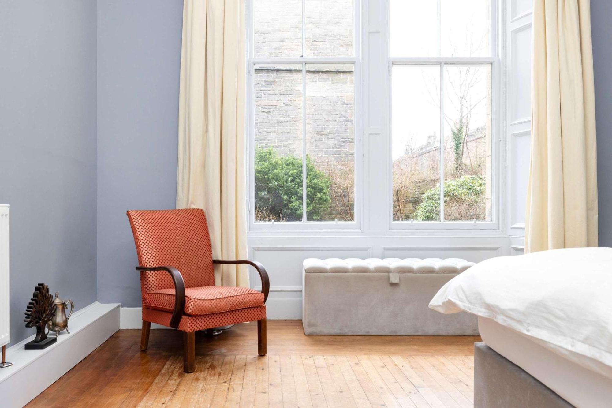 Joivy Spacious 2-bedroom Ground Floor Flat Apartment Edinburgh