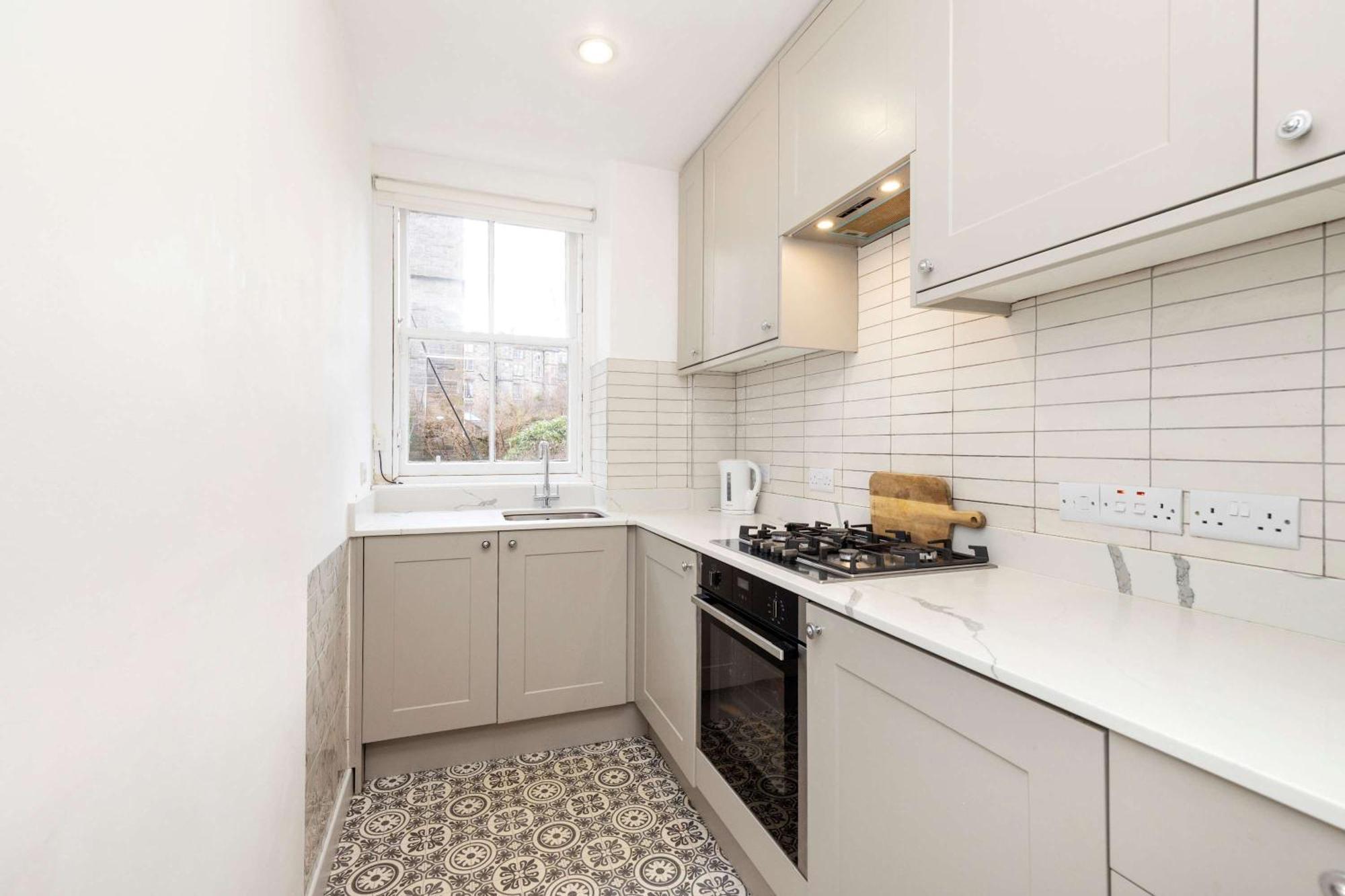Joivy Spacious 2-bedroom Ground Floor Flat Apartment *