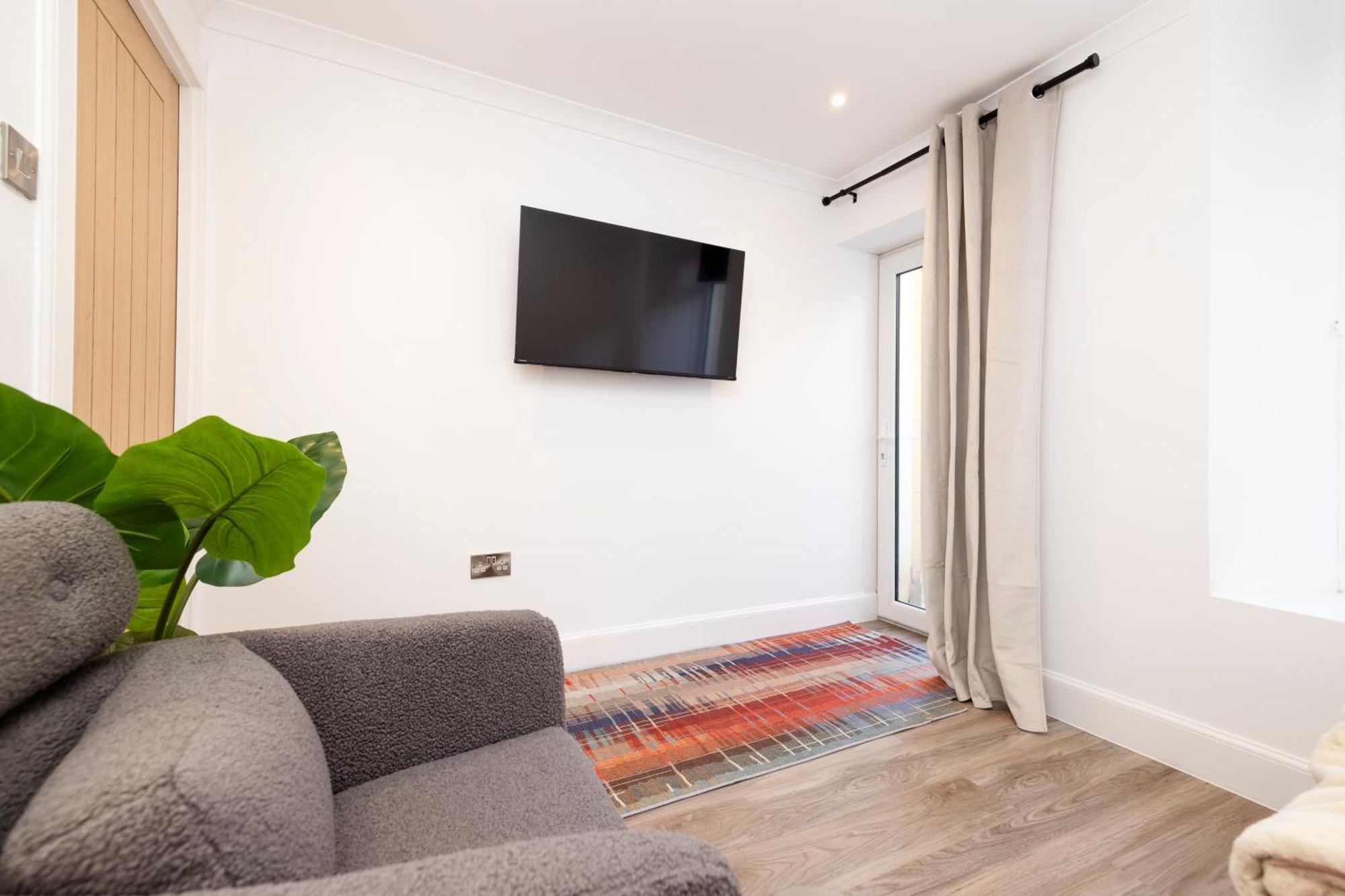 Joivy 3br Flat In Haymarket With Free Parking *