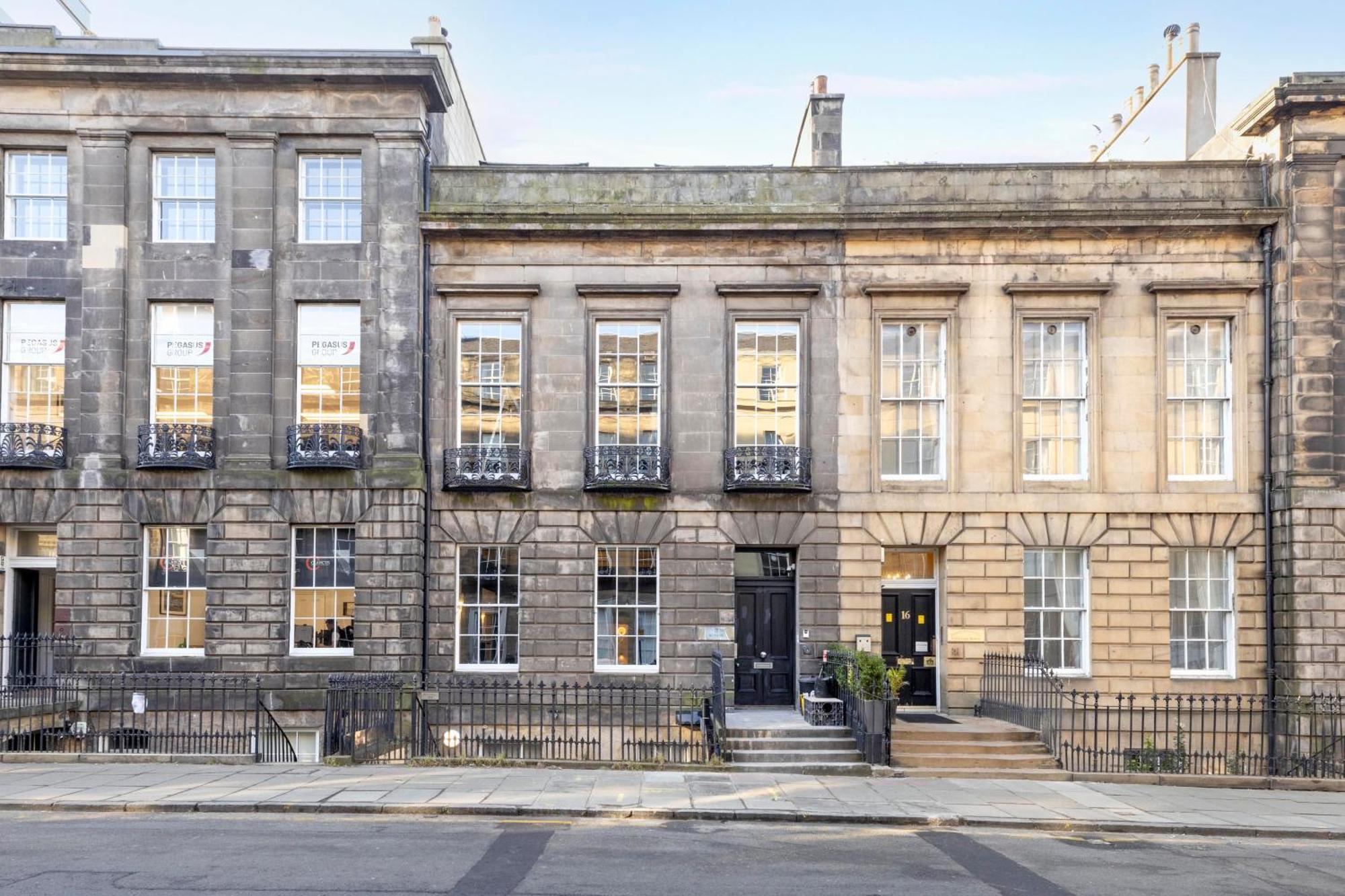Joivy 3br Flat In Haymarket With Free Parking