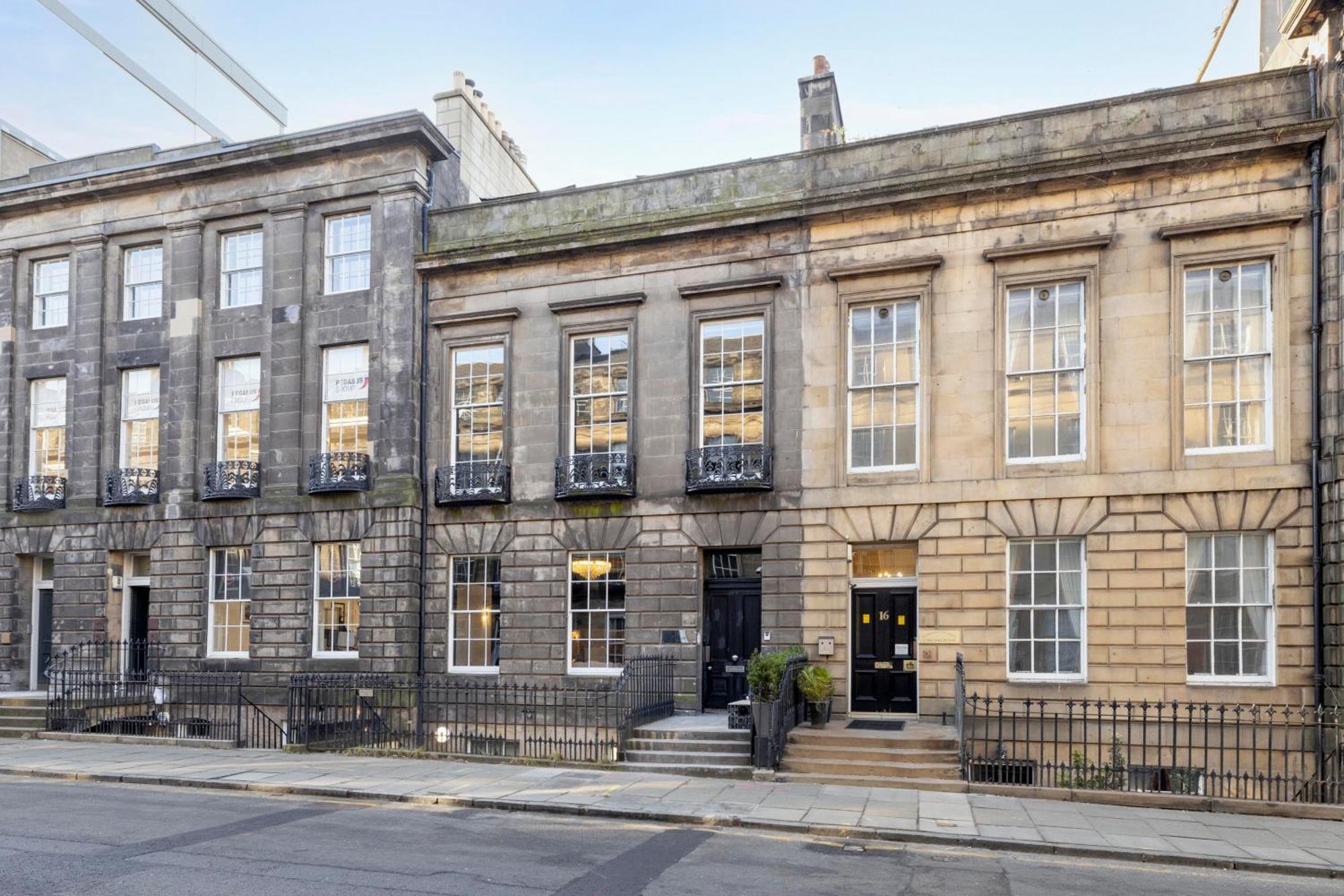 Joivy 3br Flat In Haymarket With Free Parking Apartment *