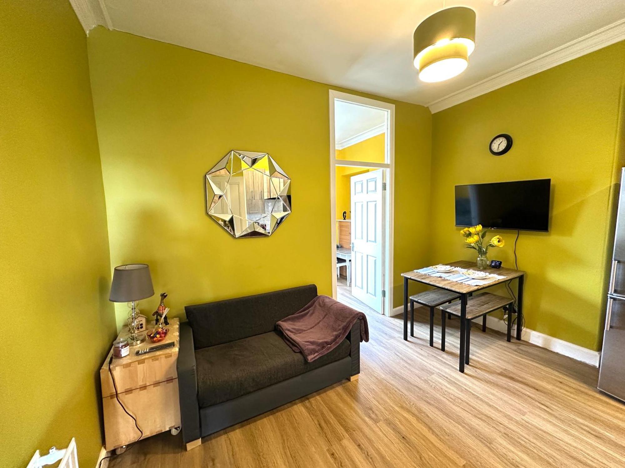 Cosy In Centre , 2 Bedroom1 Bathroom Apartment