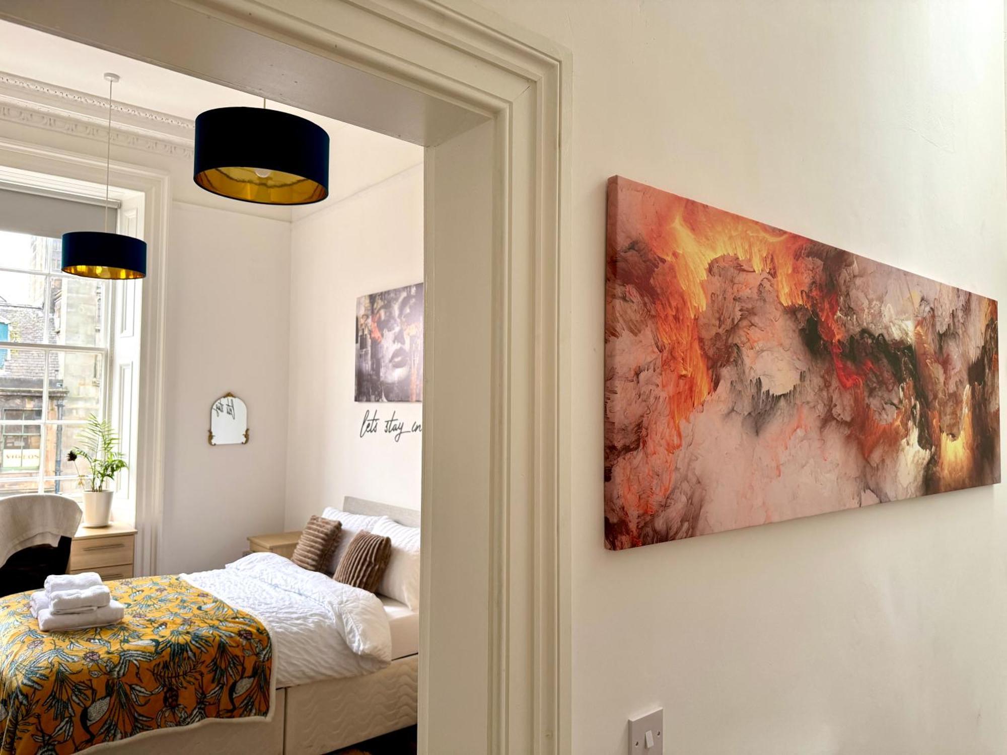 Large Luxury 3 Bedroom & 2 Bathroom - Next To Royal Mile, Castle & Grass Market