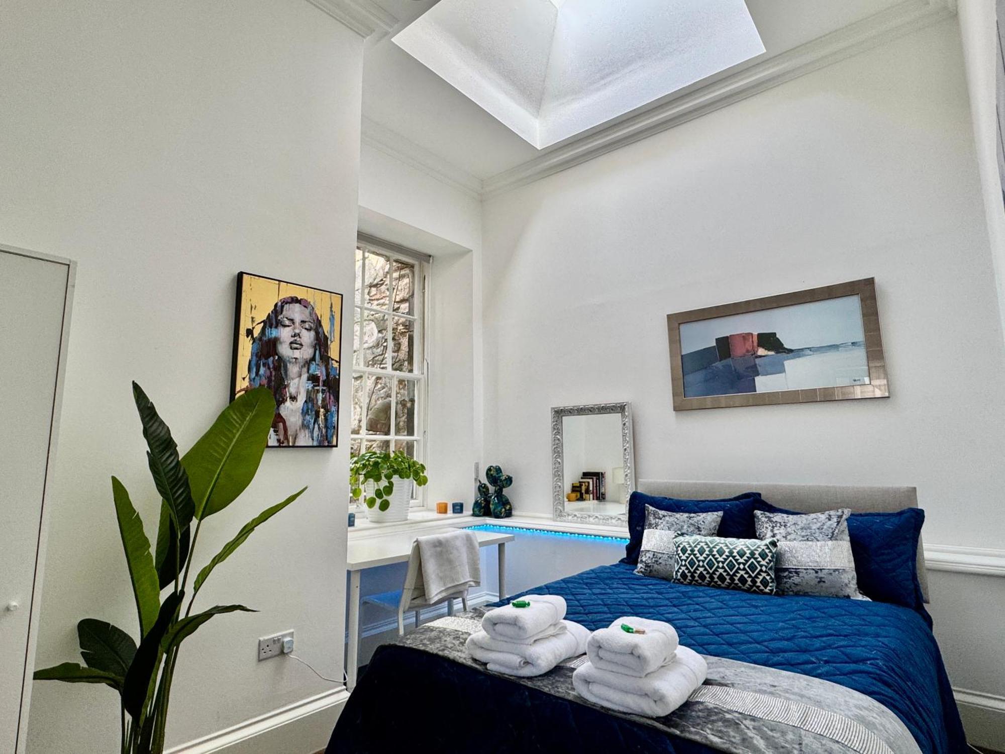 Large Luxury 3 Bedroom & 2 Bathroom - Next To Royal Mile, Castle & Grass Market *