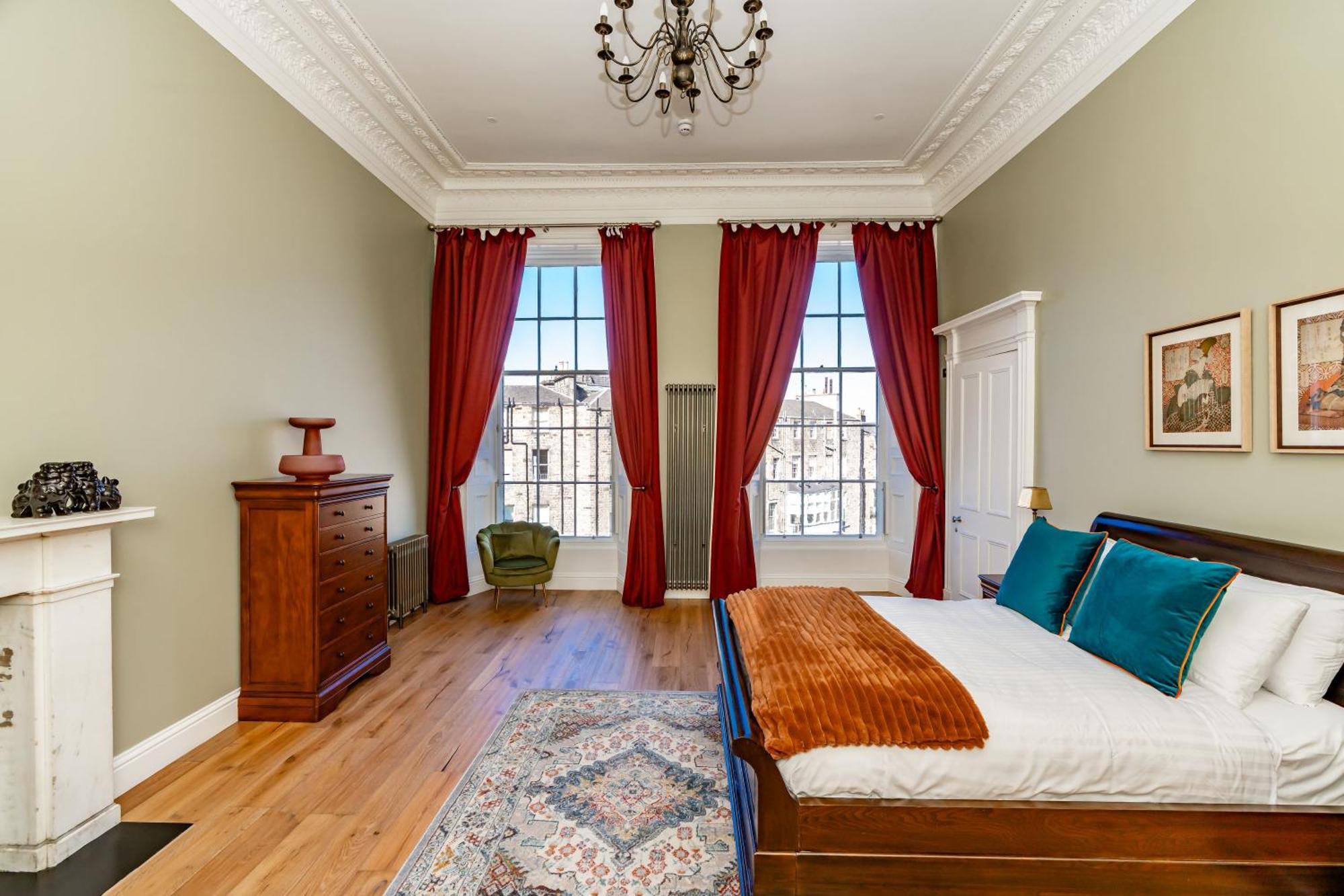 Dragon Luxury At 9 Albyn Place *