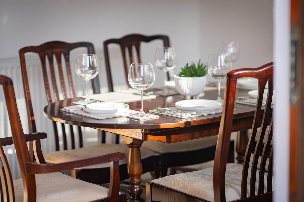 Luxury 3-bed Townhouse With Free Parking And Apartment *