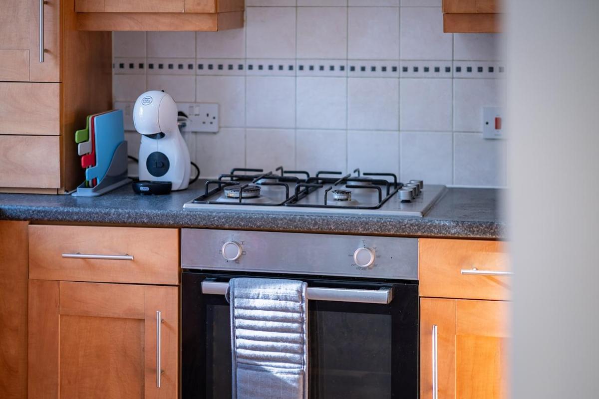 Luxury 3-bed Townhouse With Free Parking And Apartment