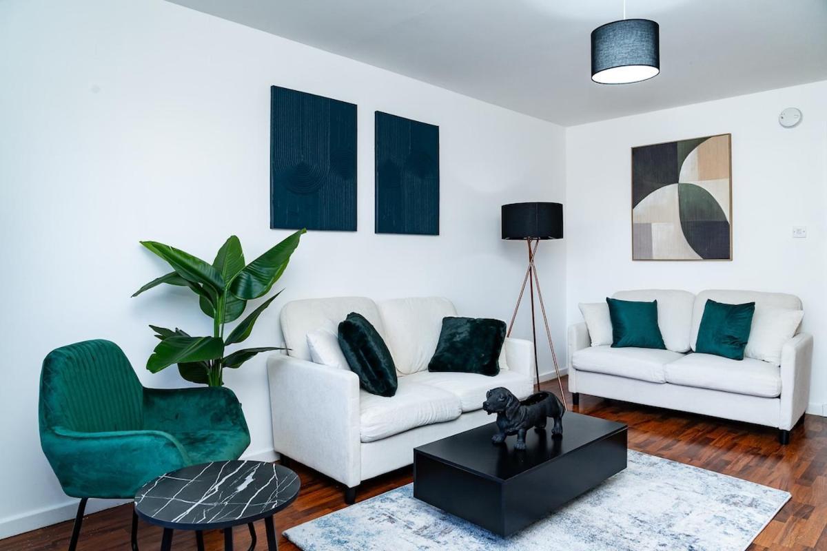 Luxury 3-bed Townhouse With Free Parking And Apartment