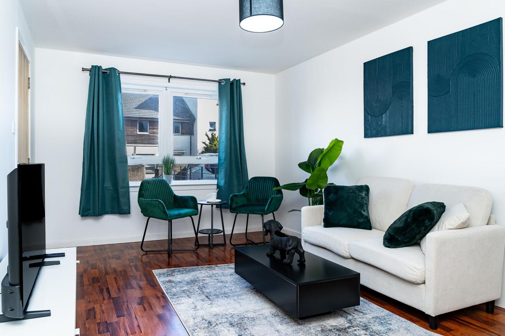 Luxury 3-bed Townhouse With Free Parking And
