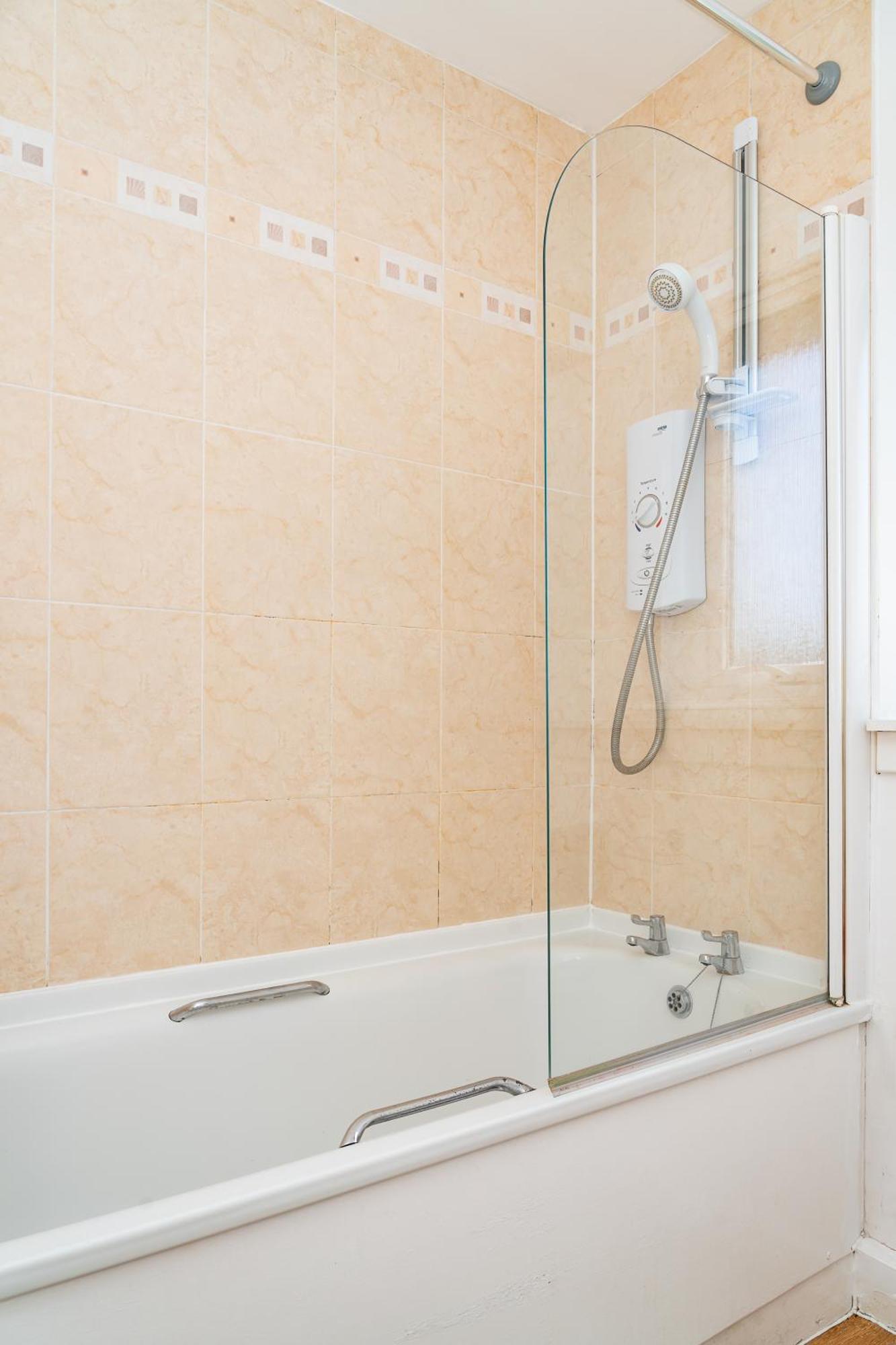Luxury 3-bed Townhouse With Free Parking And *