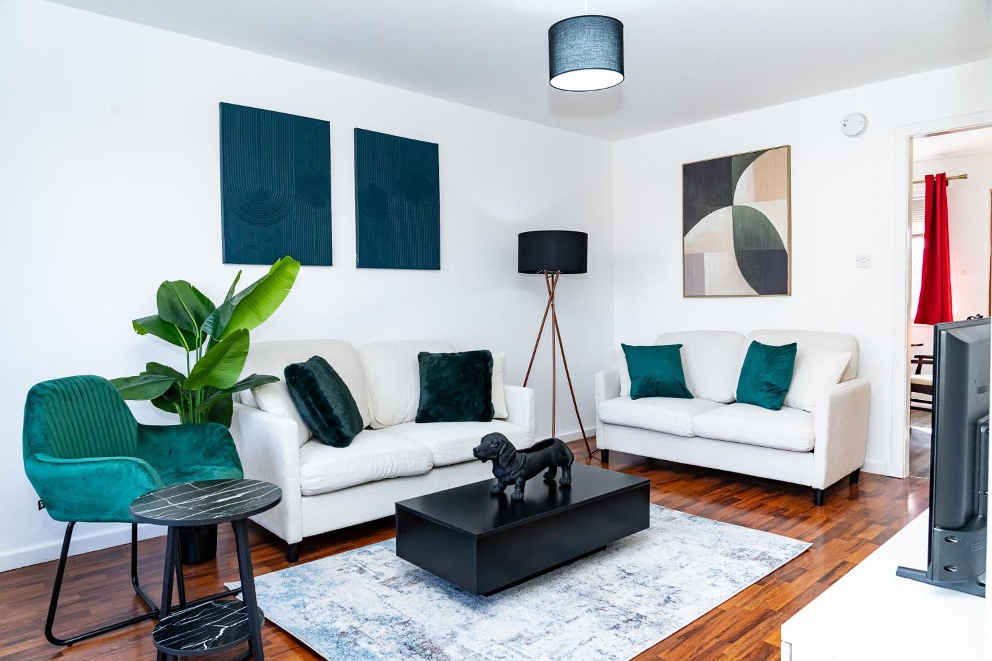 Luxury 3-bed Townhouse With Free Parking And *