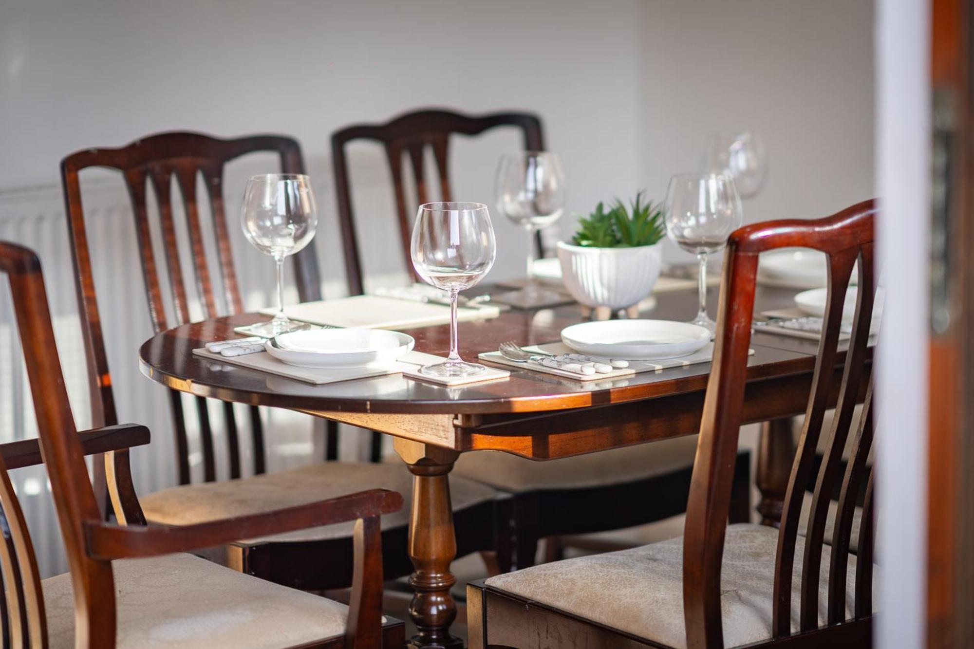 Luxury 3-bed Townhouse With Free Parking And Apartment