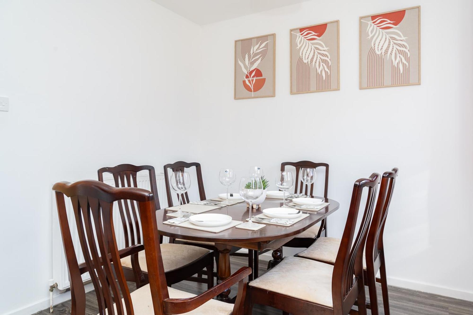 Luxury 3-bed Townhouse With Free Parking And