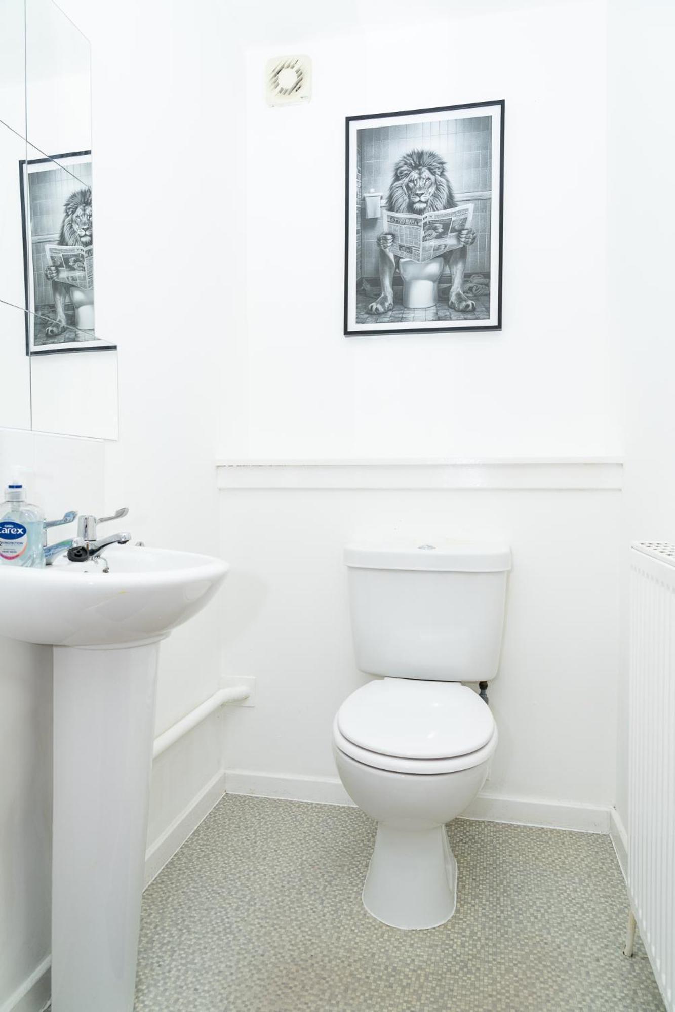 Luxury 3-bed Townhouse With Free Parking And Apartment *