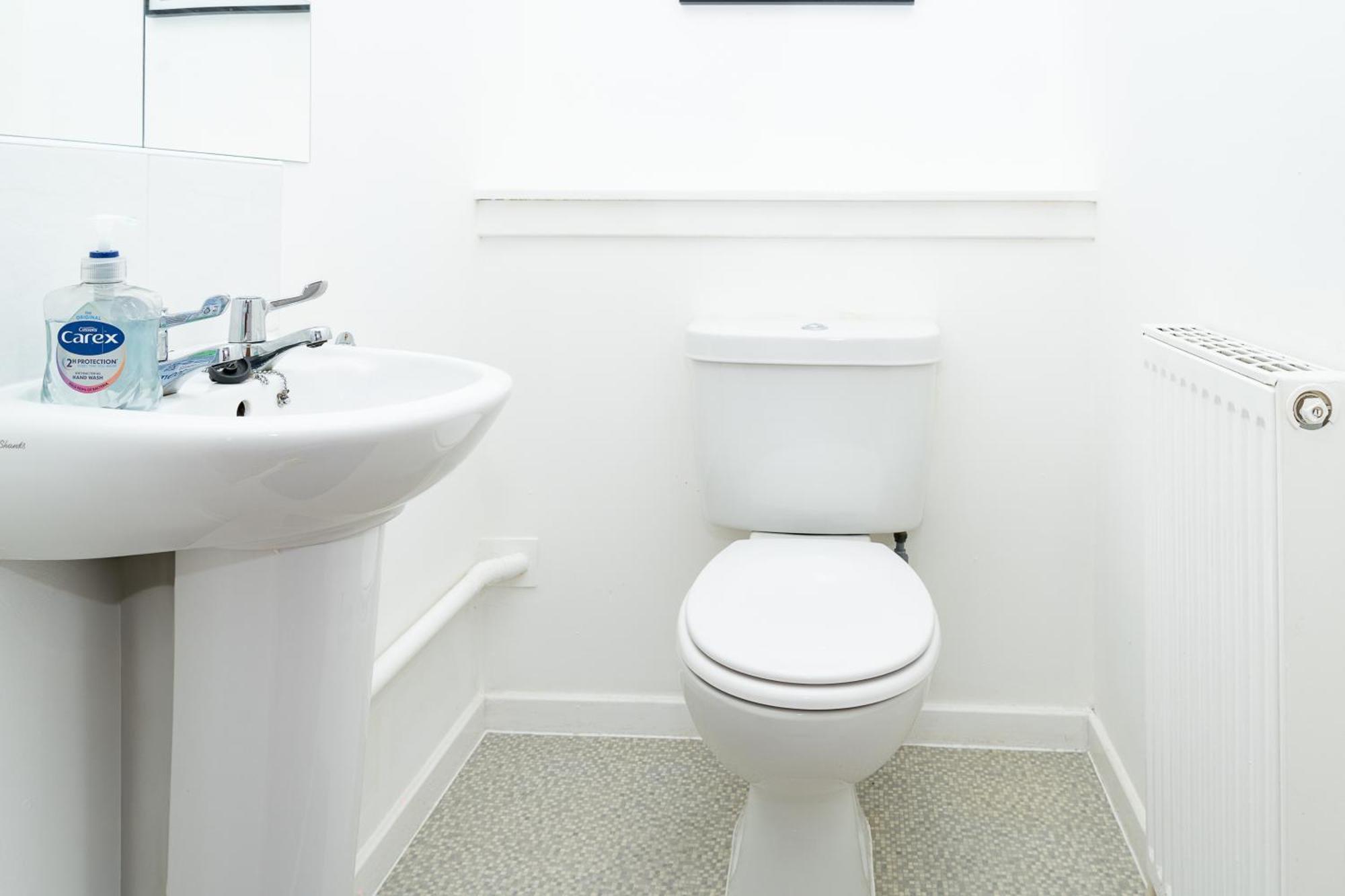 Luxury 3-bed Townhouse With Free Parking And *