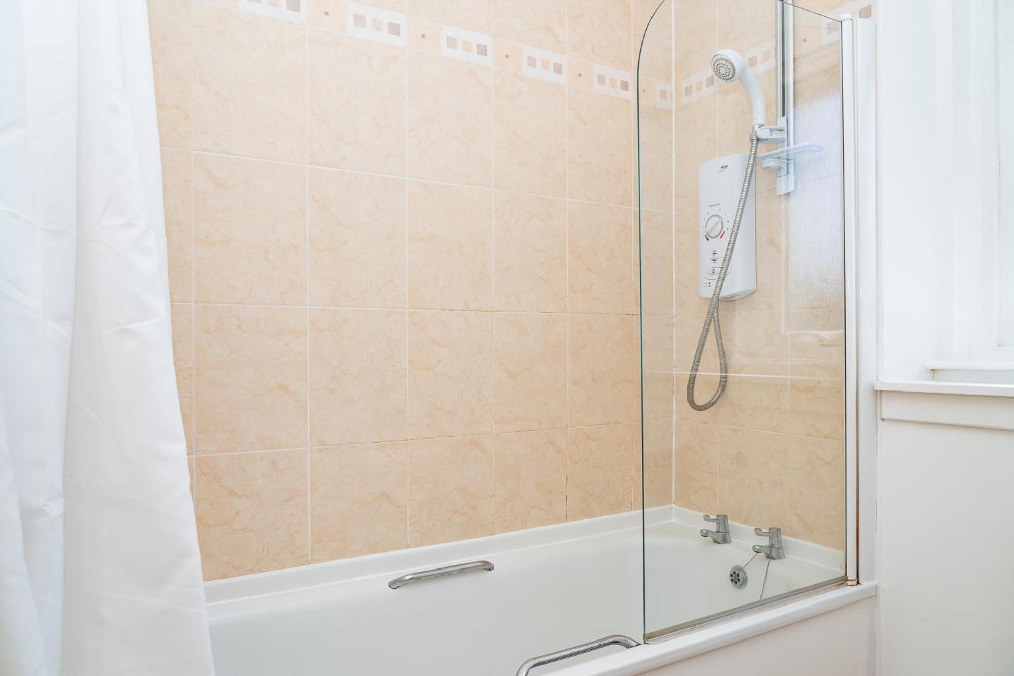 Apartment Luxury 3-bed Townhouse With Free Parking And
