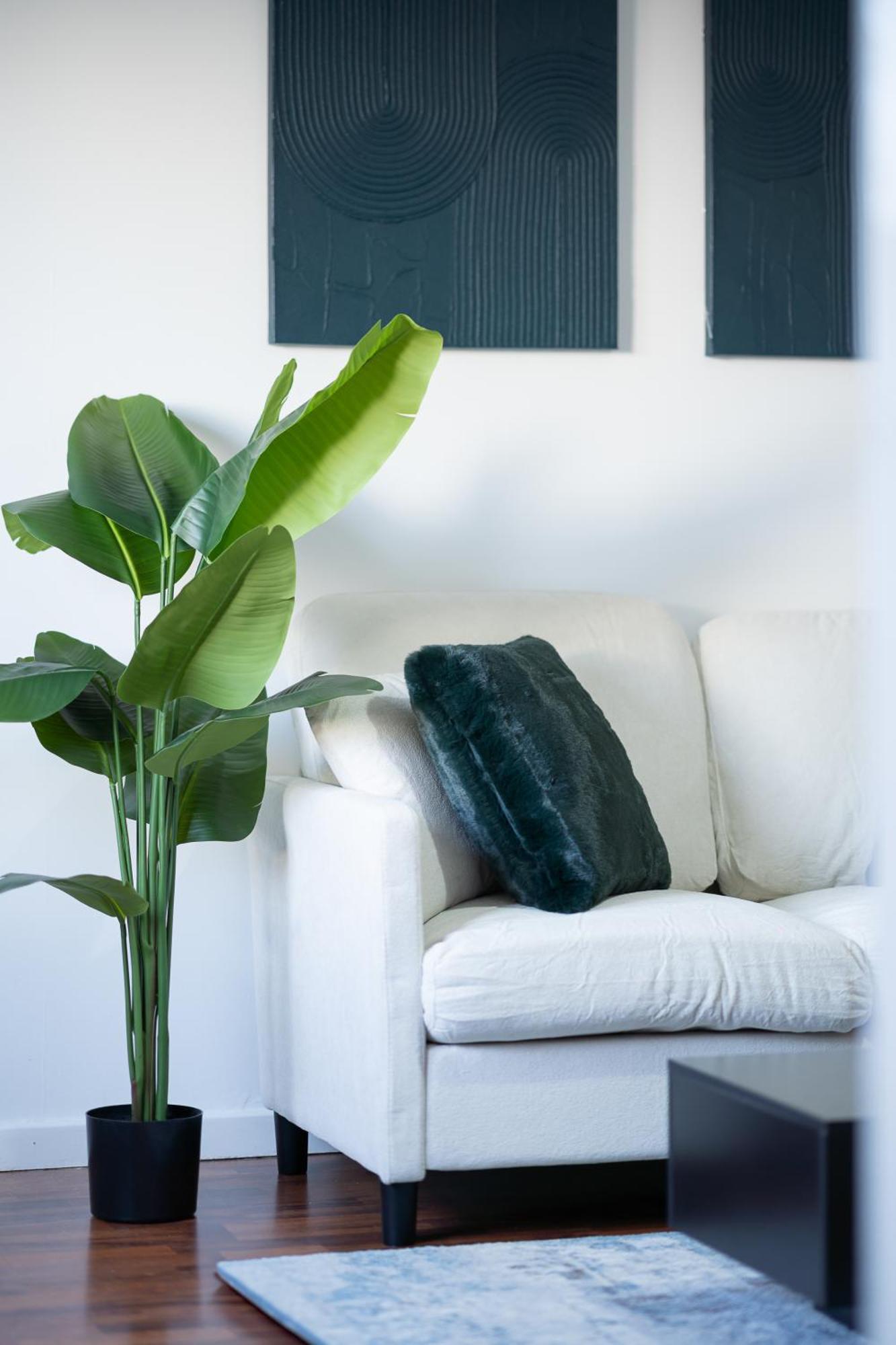 Luxury 3-bed Townhouse With Free Parking And Apartment *