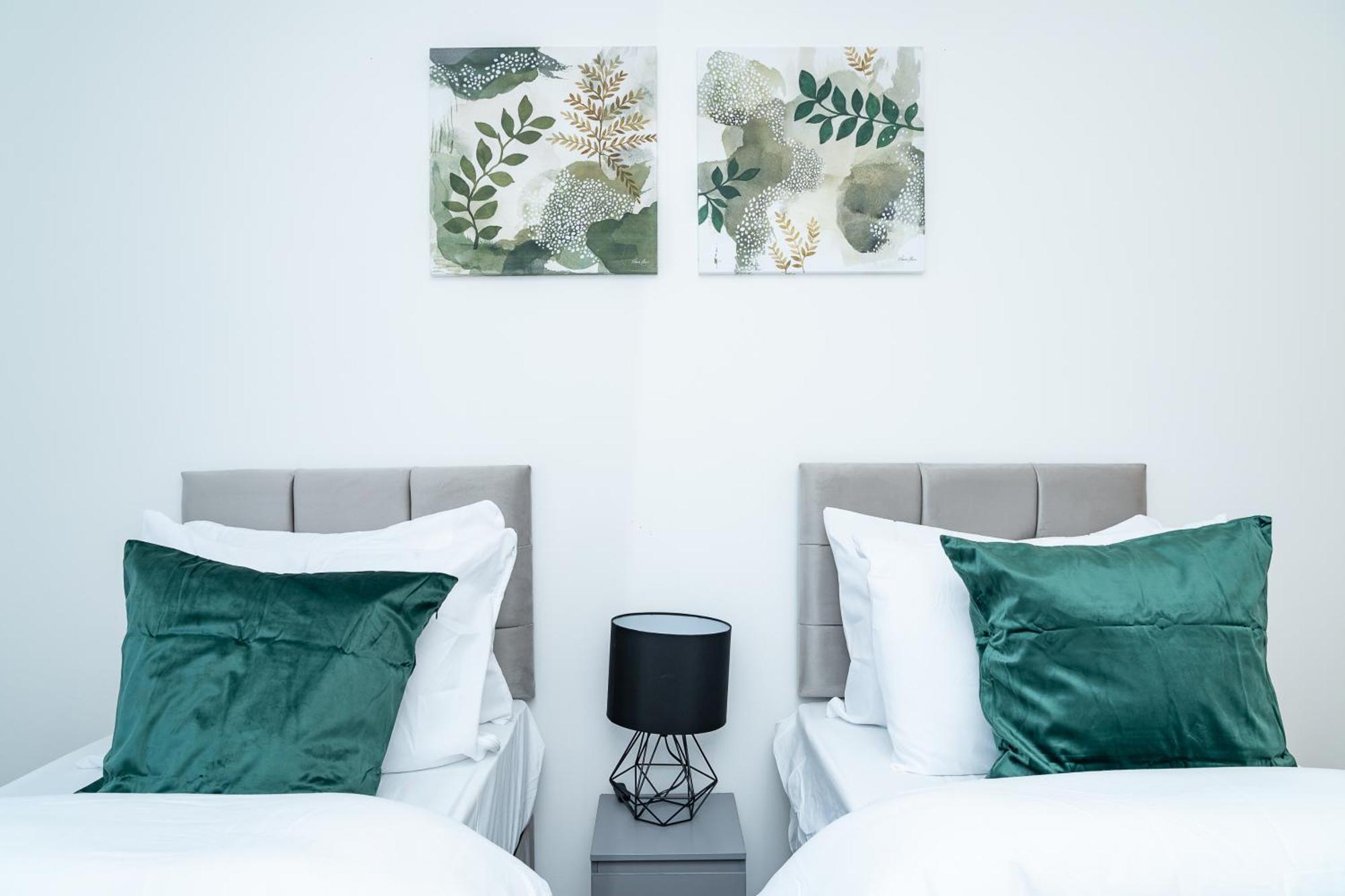 Apartment Luxury 3-bed Townhouse With Free Parking And *