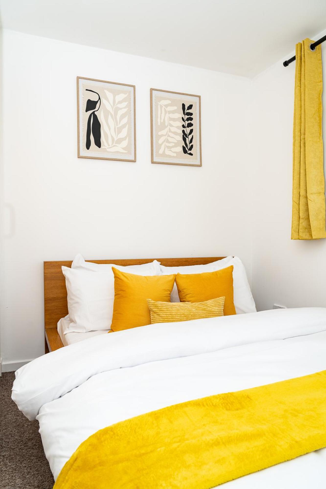 Luxury 3-bed Townhouse With Free Parking And Apartment