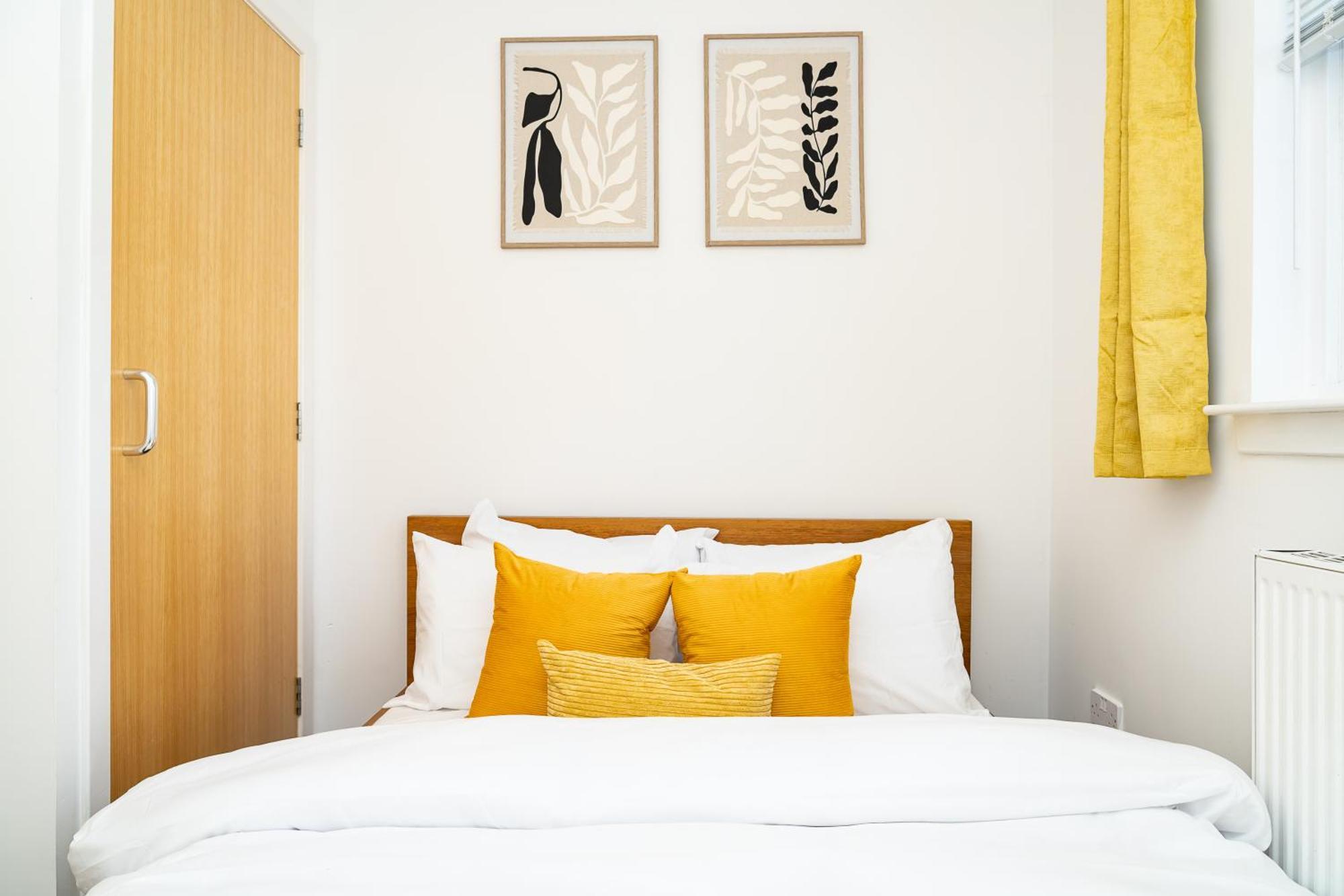 Luxury 3-bed Townhouse With Free Parking And Apartment *