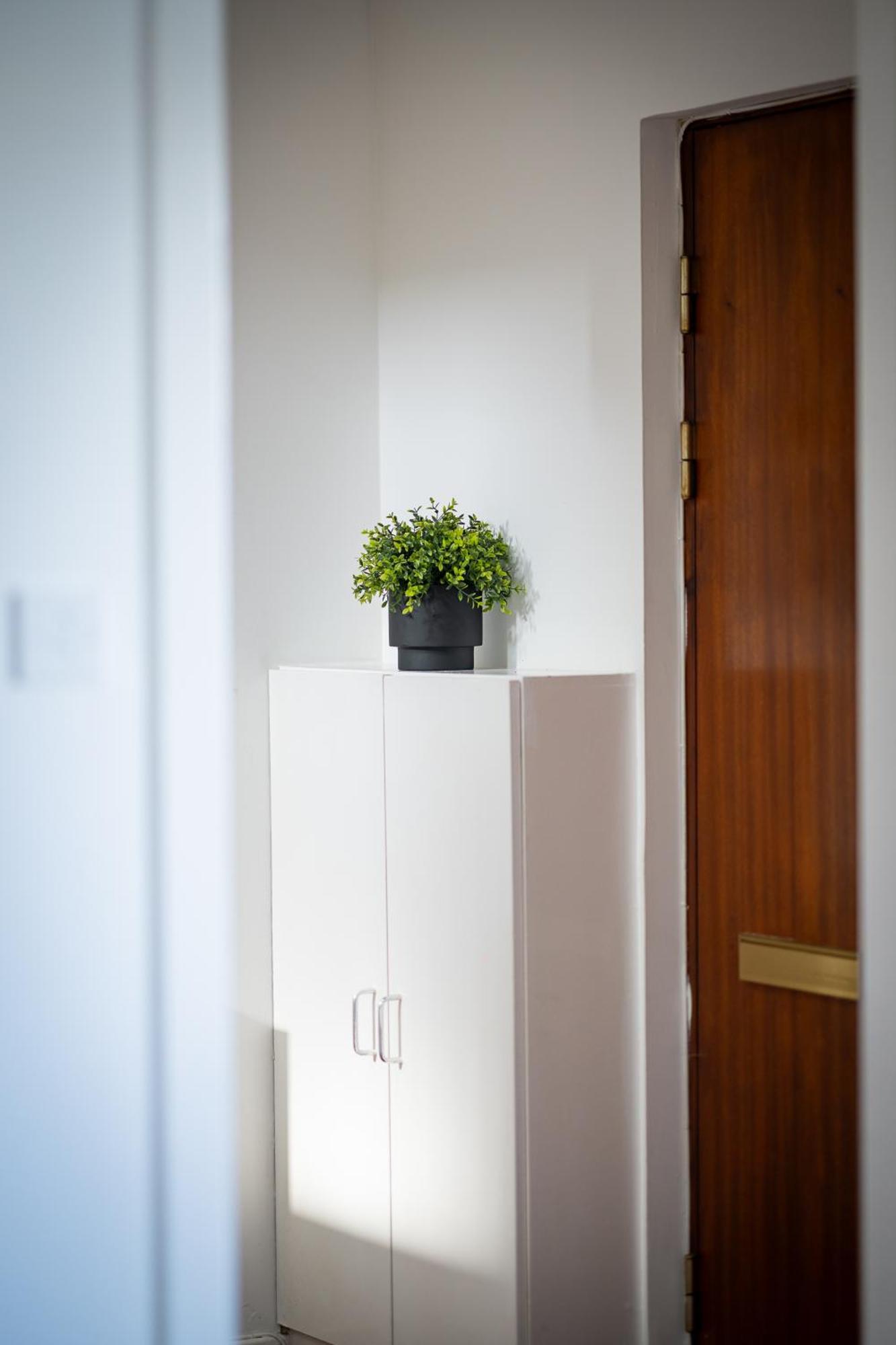 Apartment Luxury 3-bed Townhouse With Free Parking And *