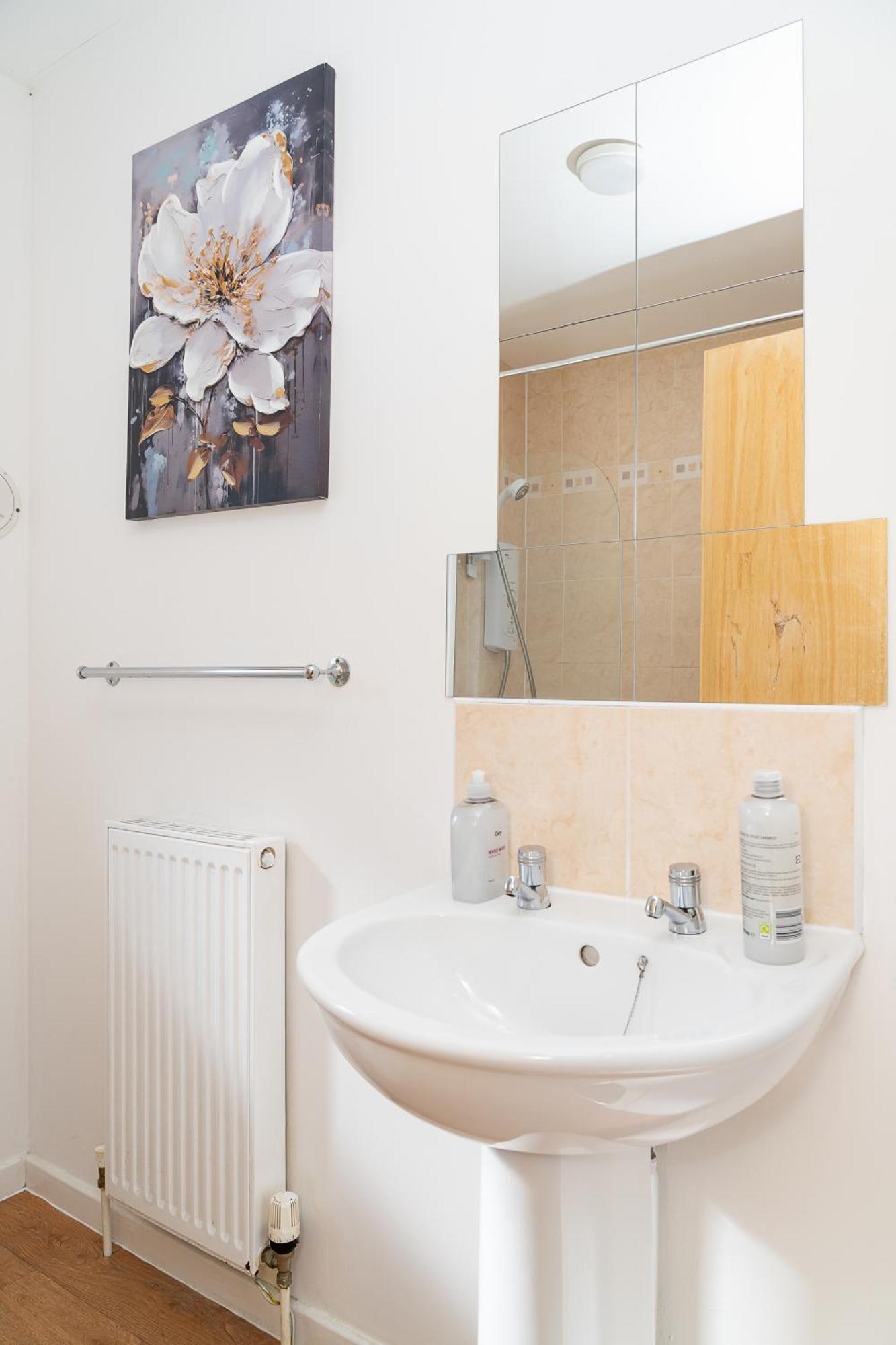 Luxury 3-bed Townhouse With Free Parking And