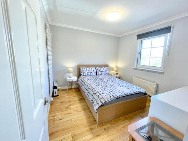 Double With Private Bathroom And Parking In 2 Bedroom Shared Flat * Edinburgh