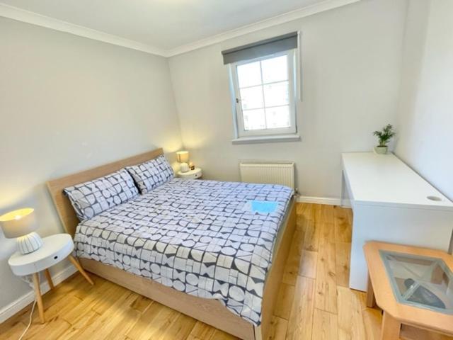 Double With Private Bathroom And Parking In 2 Bedroom Shared Flat Privatunterkunft