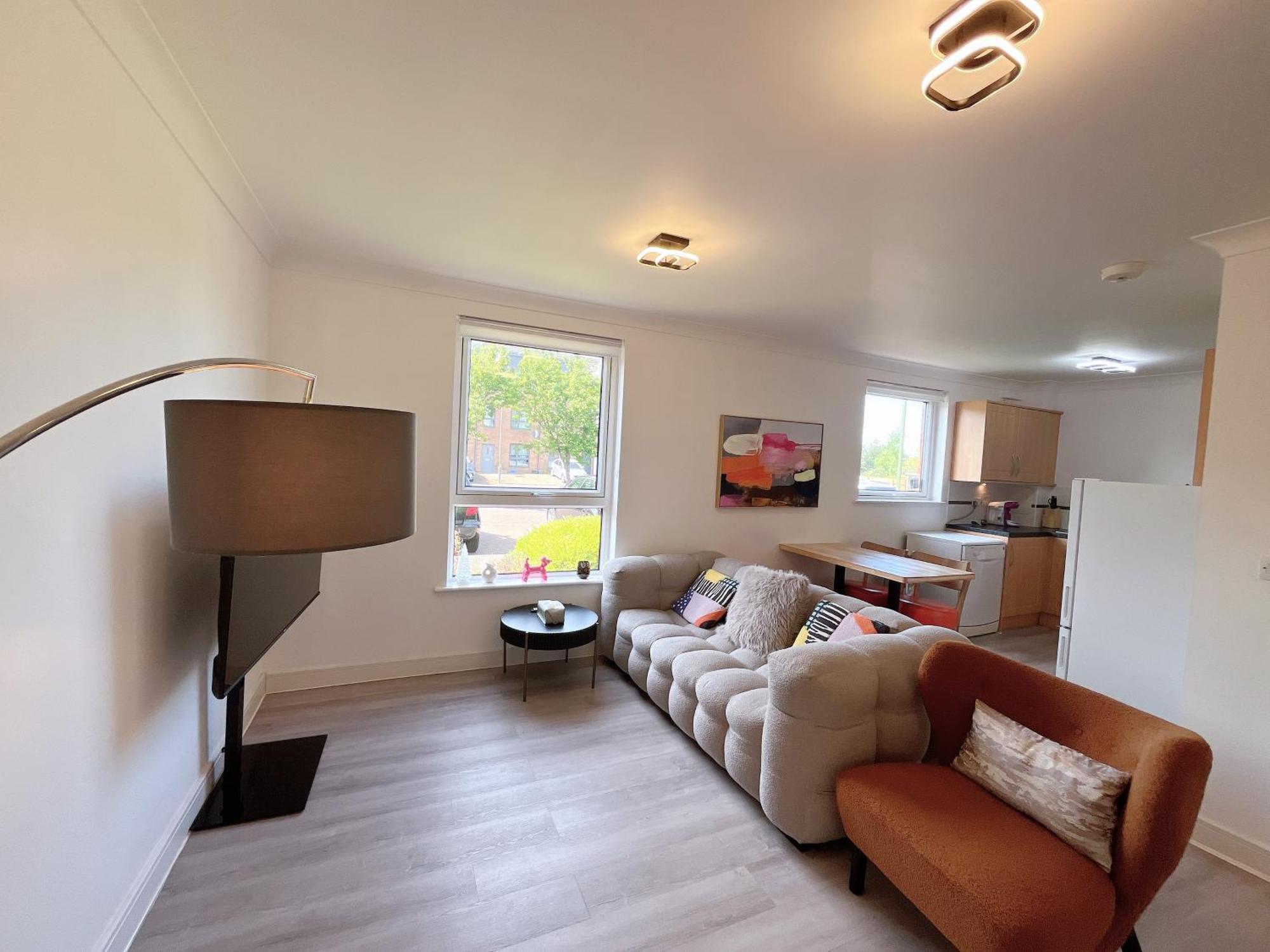 Quiet 2 Bedrooms And 2 Bathrooms With Free Parking * Edinburgh