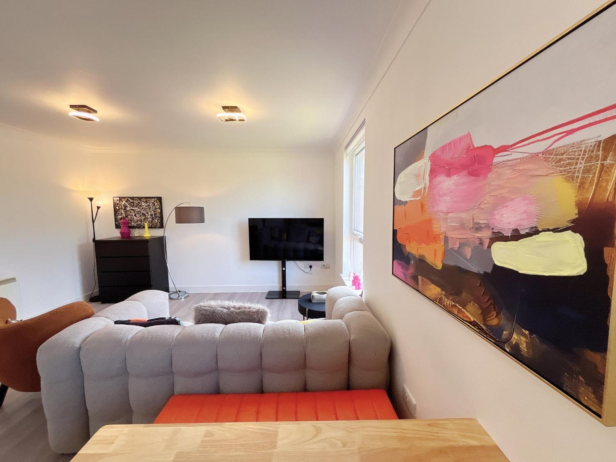 Quiet 2 Bedrooms And 2 Bathrooms With Free Parking Apartment