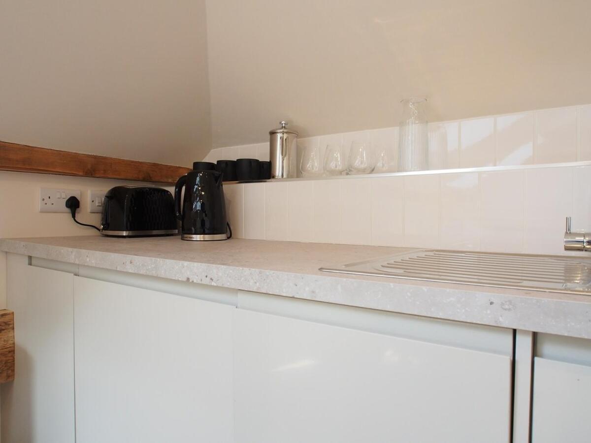 Bright & Airy Mezzanine Loft In - Flat 4, Elgin House Apartment