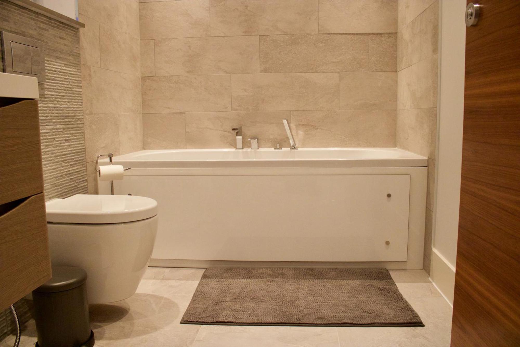 Luxurious - Sleeps 6 Apartment *
