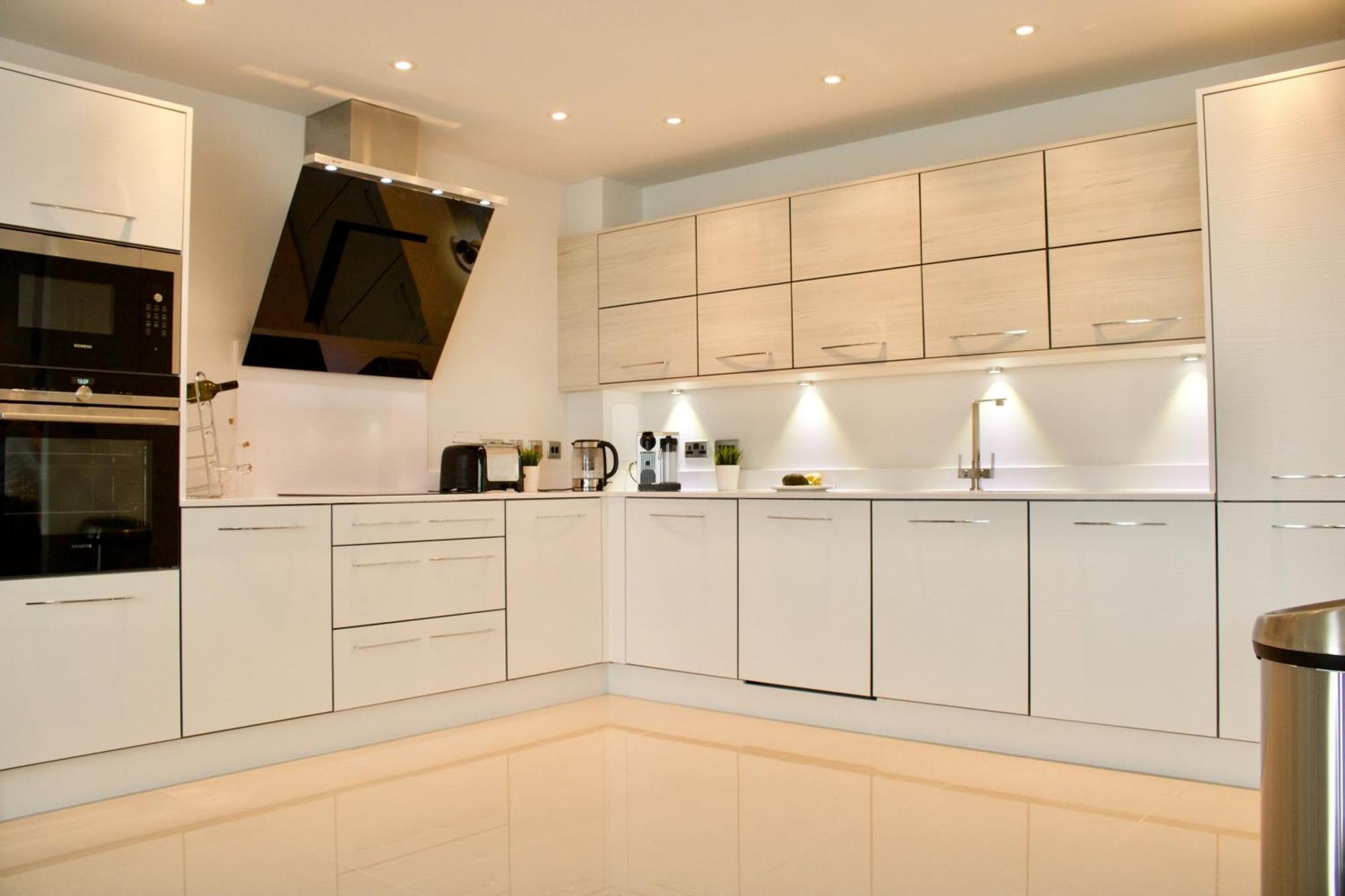 Luxurious - Sleeps 6 *