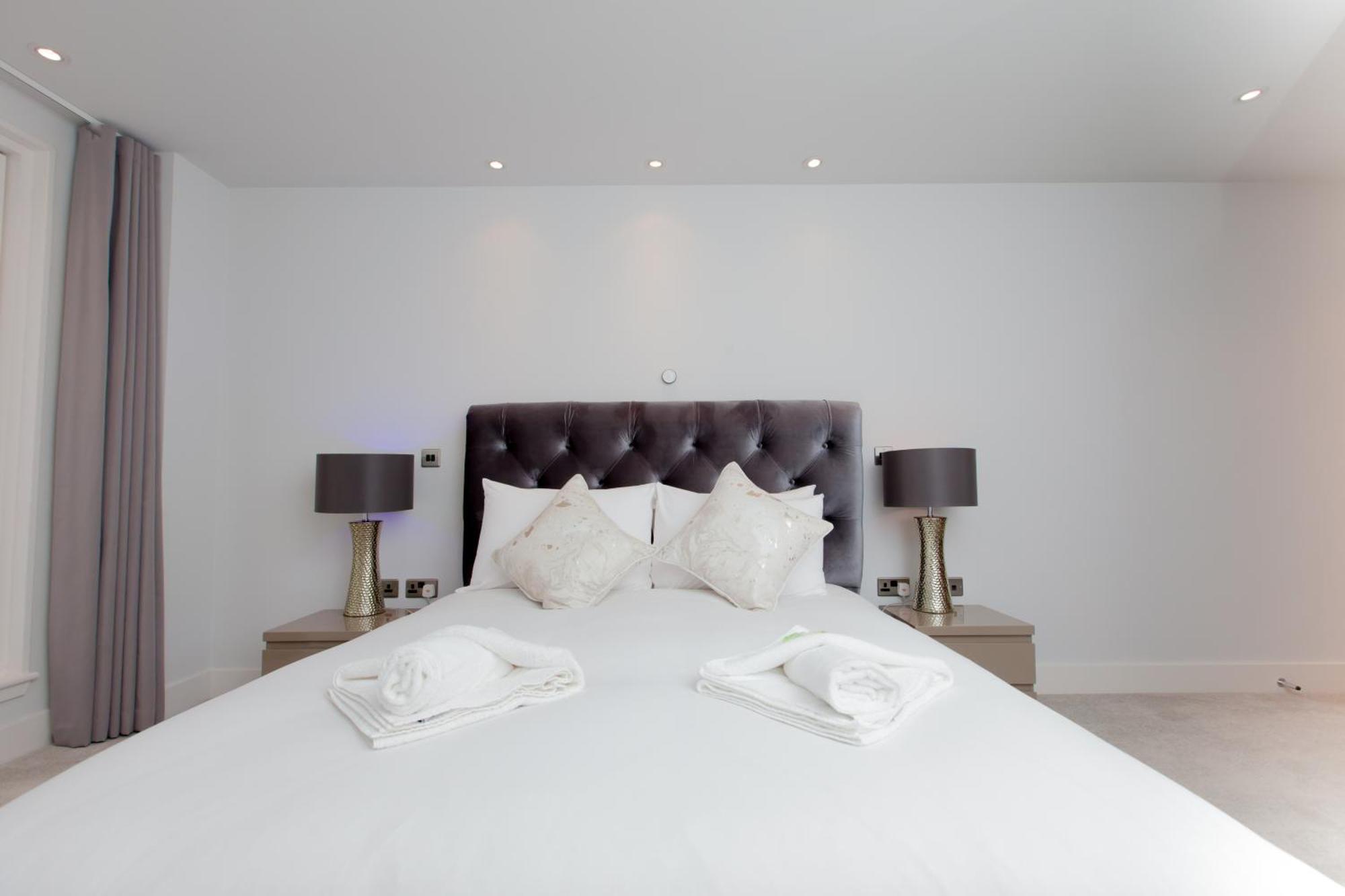 Apartment Luxurious - Sleeps 6 *