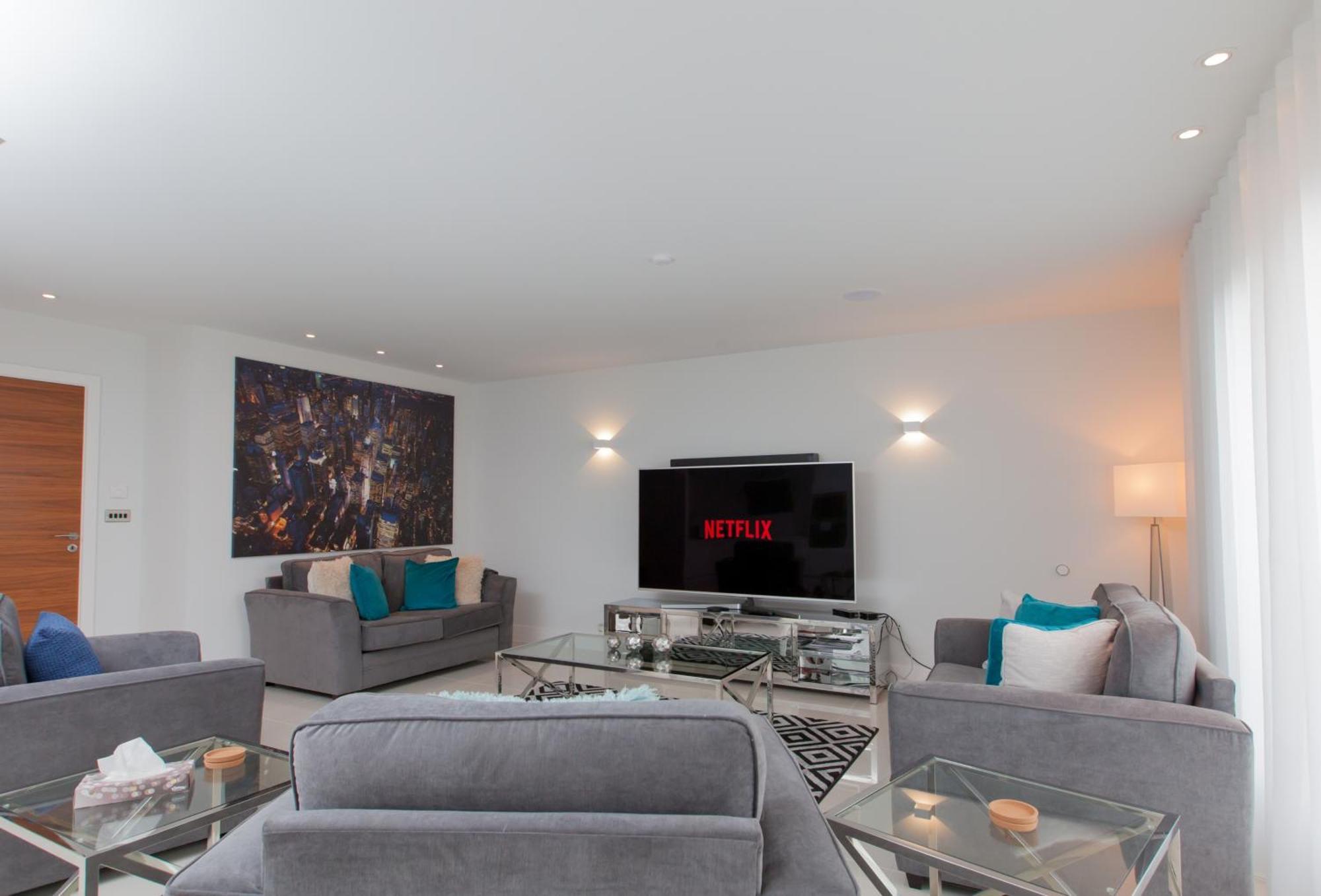 Apartment Luxurious - Sleeps 6 *