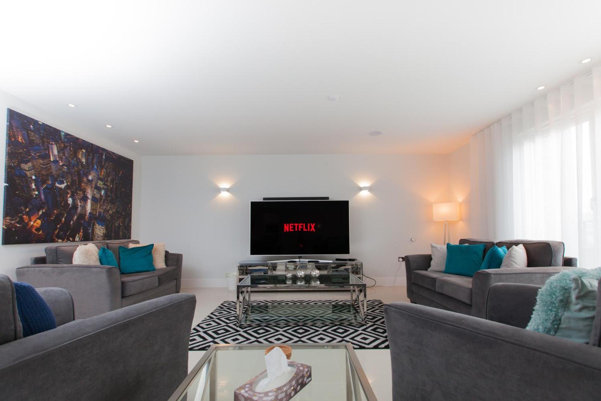 Luxurious - Sleeps 6 *