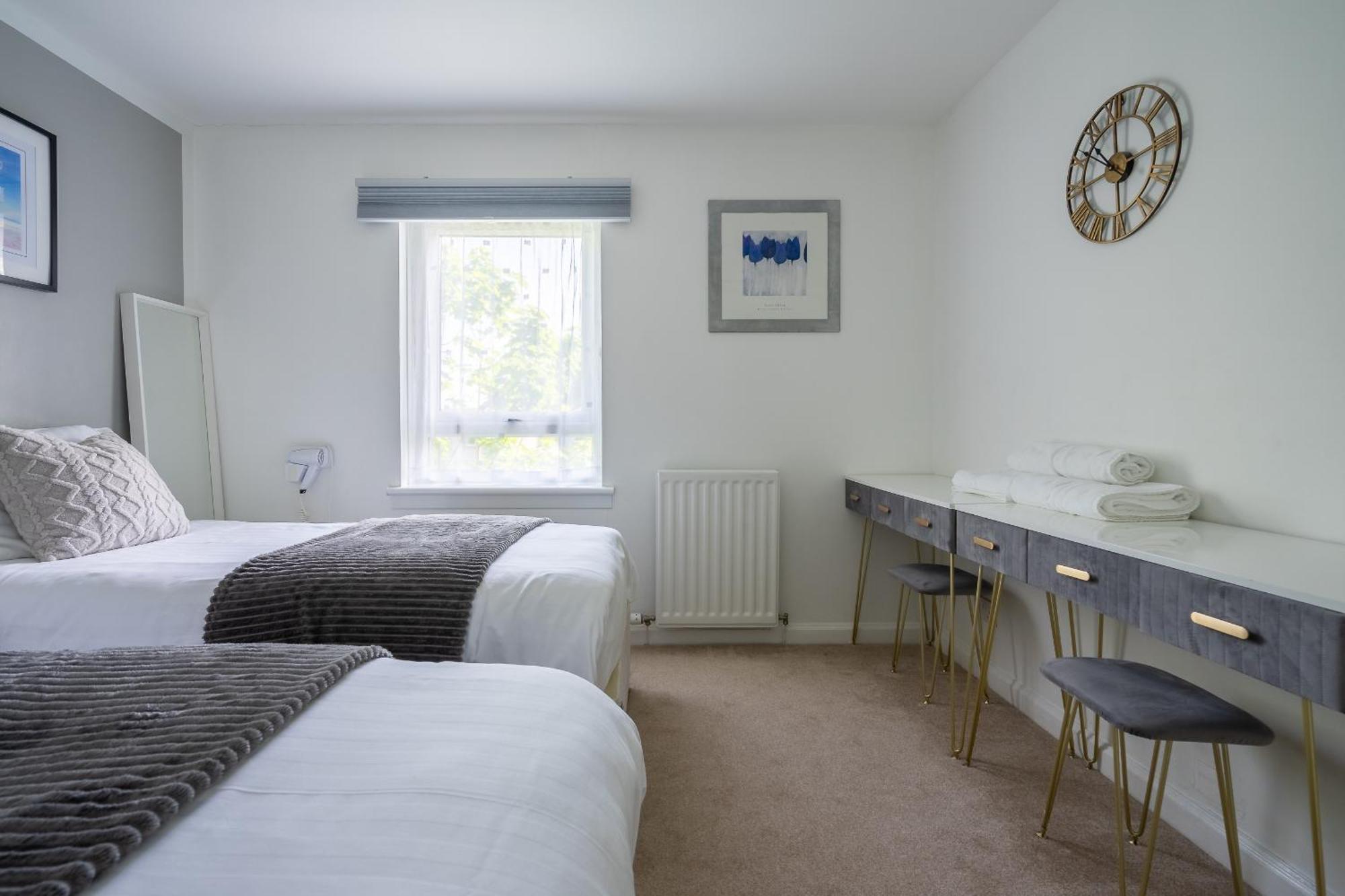 Centre House - 5 Bedrooms - Sleeps 9 - Parking Holiday home