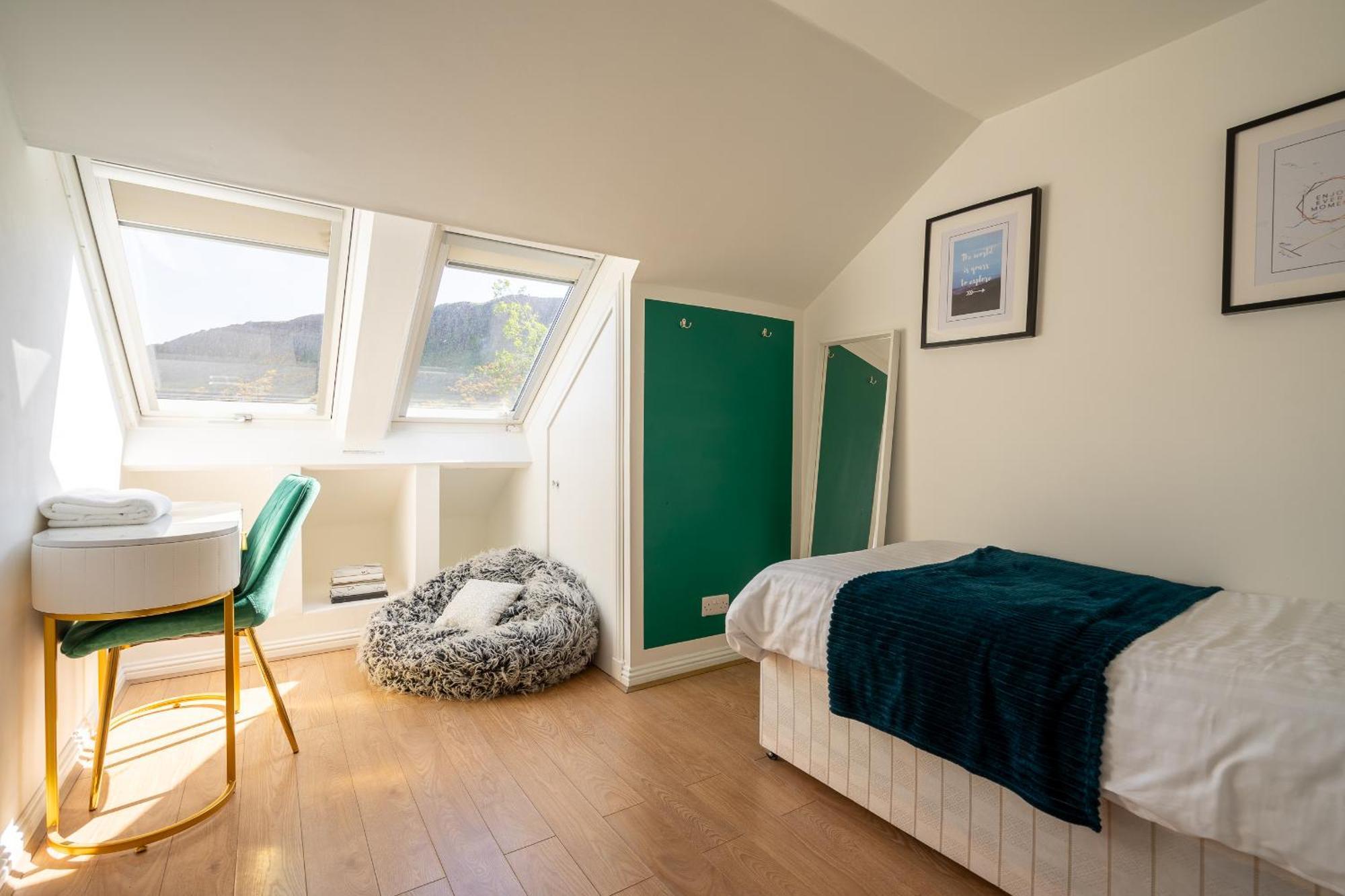 Holiday home Centre House - 5 Bedrooms - Sleeps 9 - Parking *