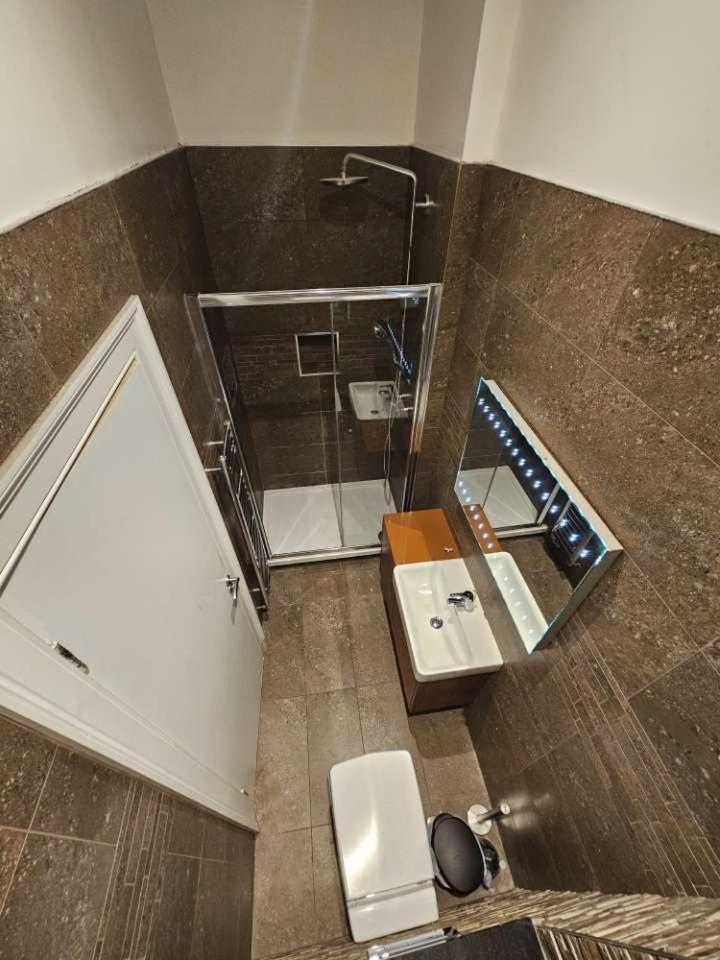 Homestay Spacious Large Double With Private Bathroom *