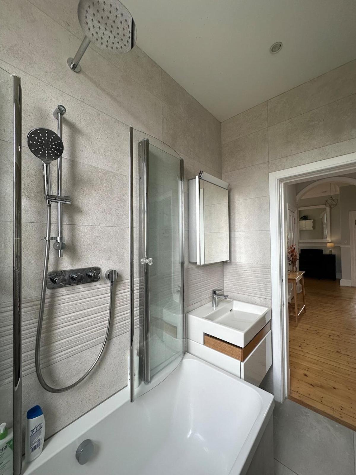 Skylight - Elegant Centre Apartment
