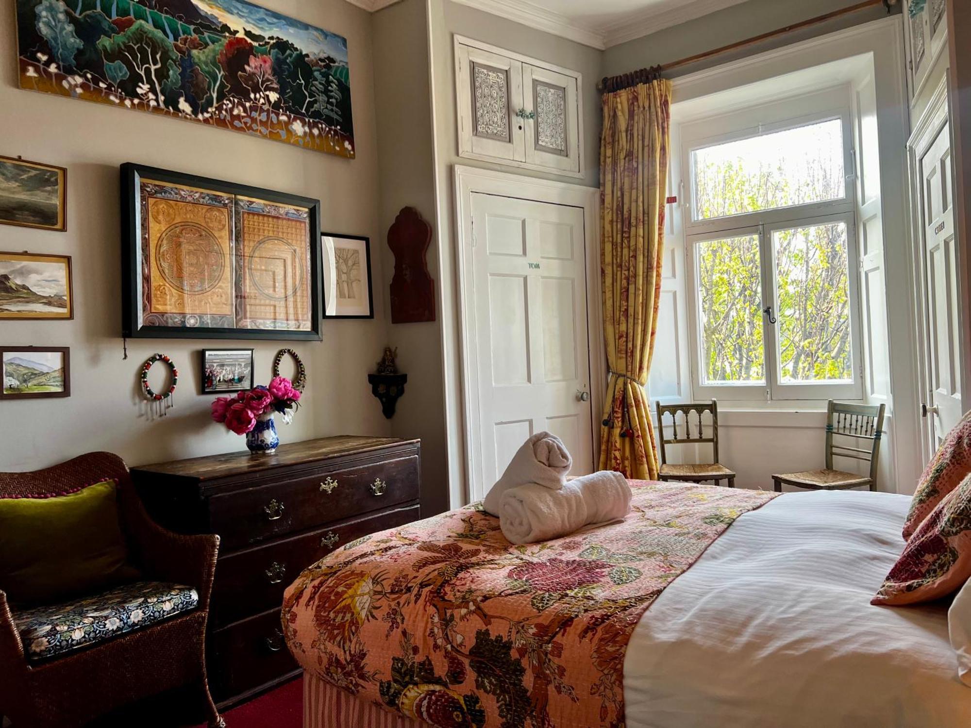 With Parking, Original Art And Antiques Apartment Edinburgh