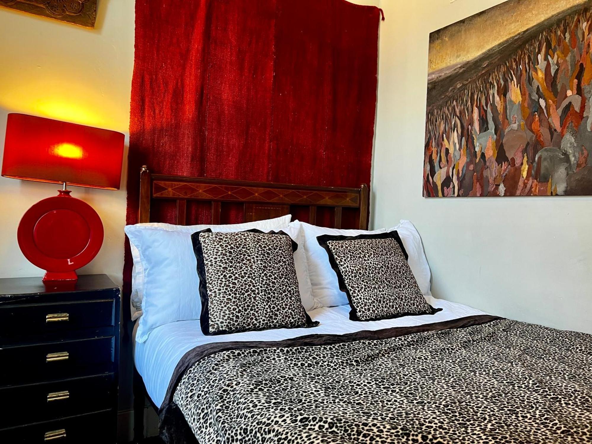 Apartment With Parking, Original Art And Antiques Edinburgh