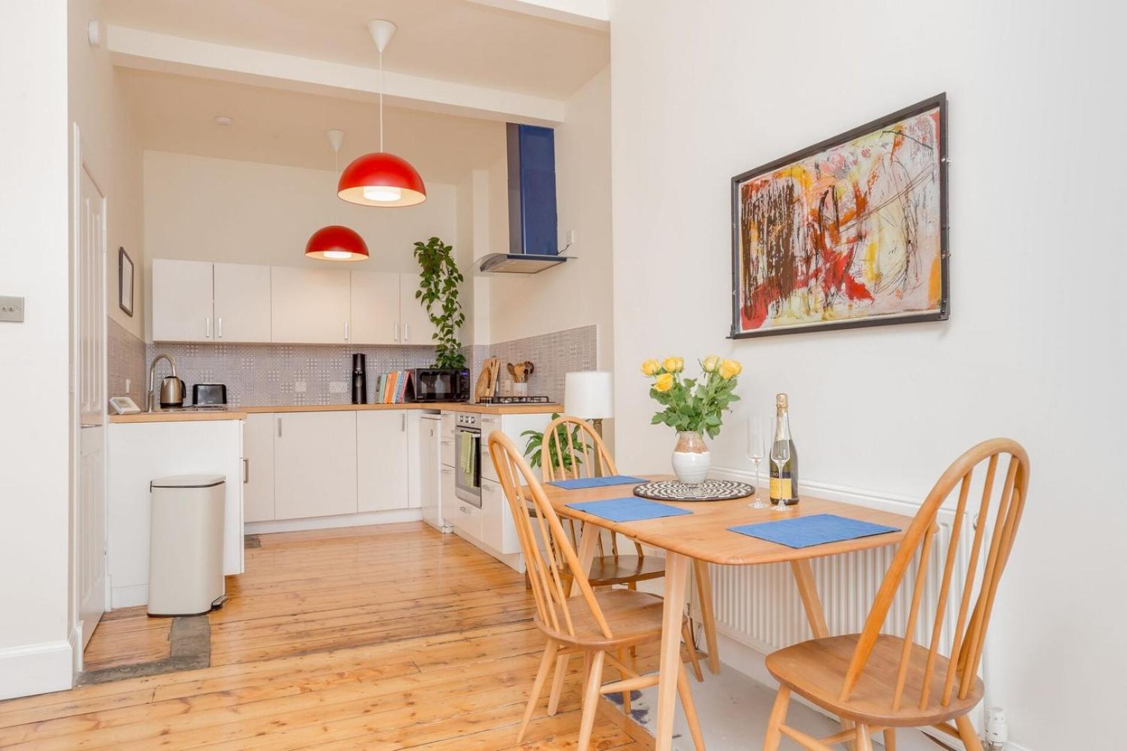 Castle Views! Stylish 2bd Flat, Sleeps 4 Apartment *