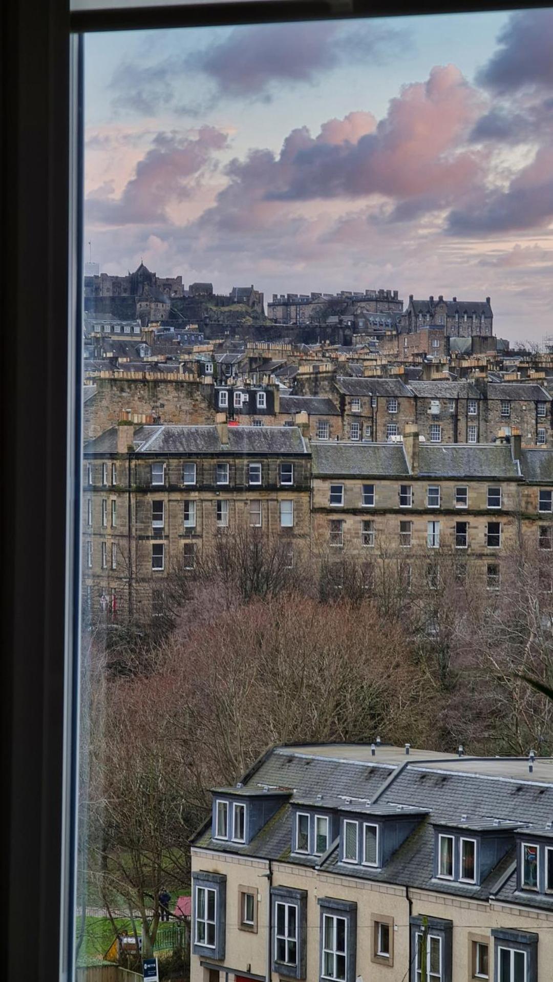 Apartment Castle Views! Stylish 2bd Flat, Sleeps 4 Edinburgh