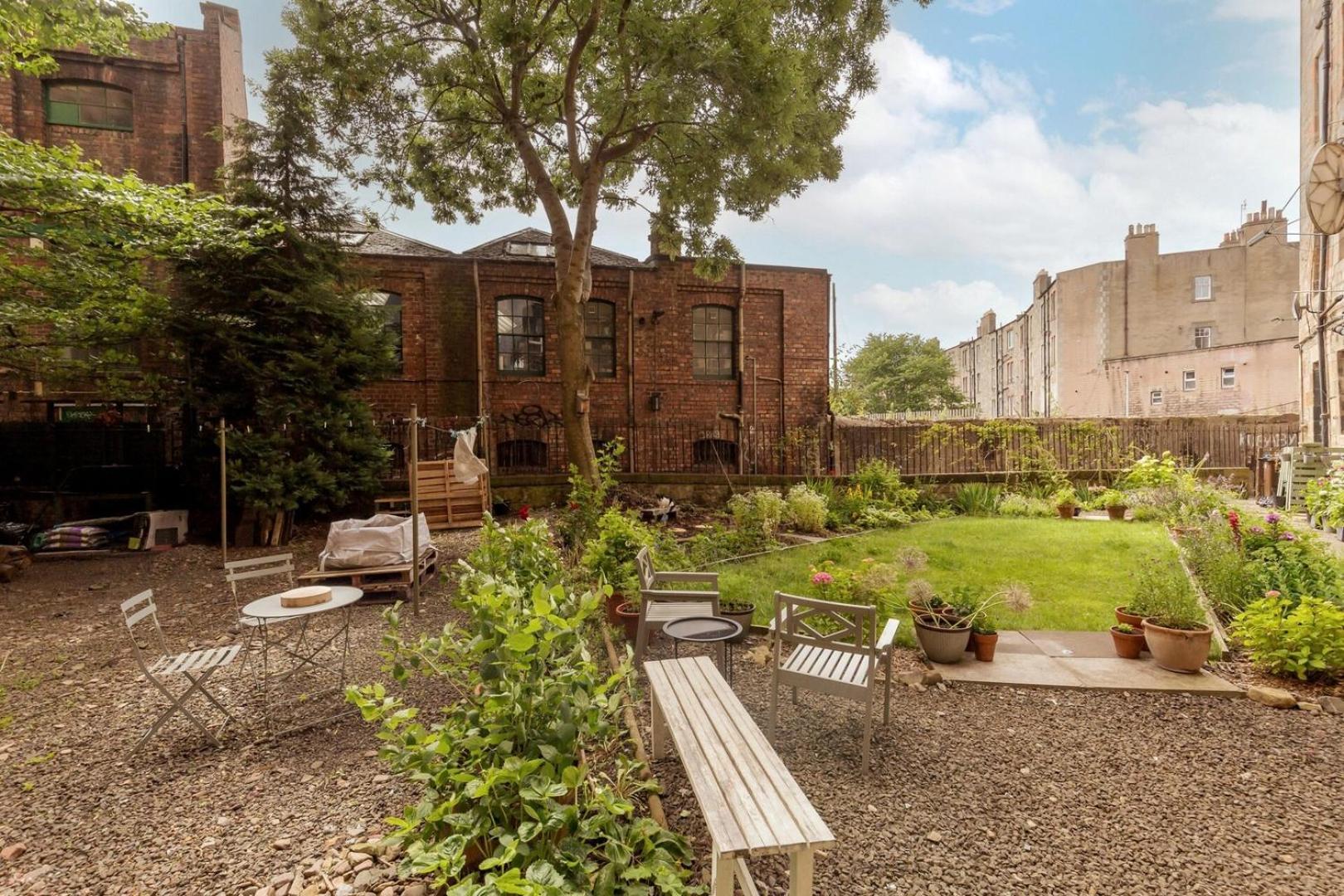 Castle Views! Stylish 2bd Flat, Sleeps 4 Apartment