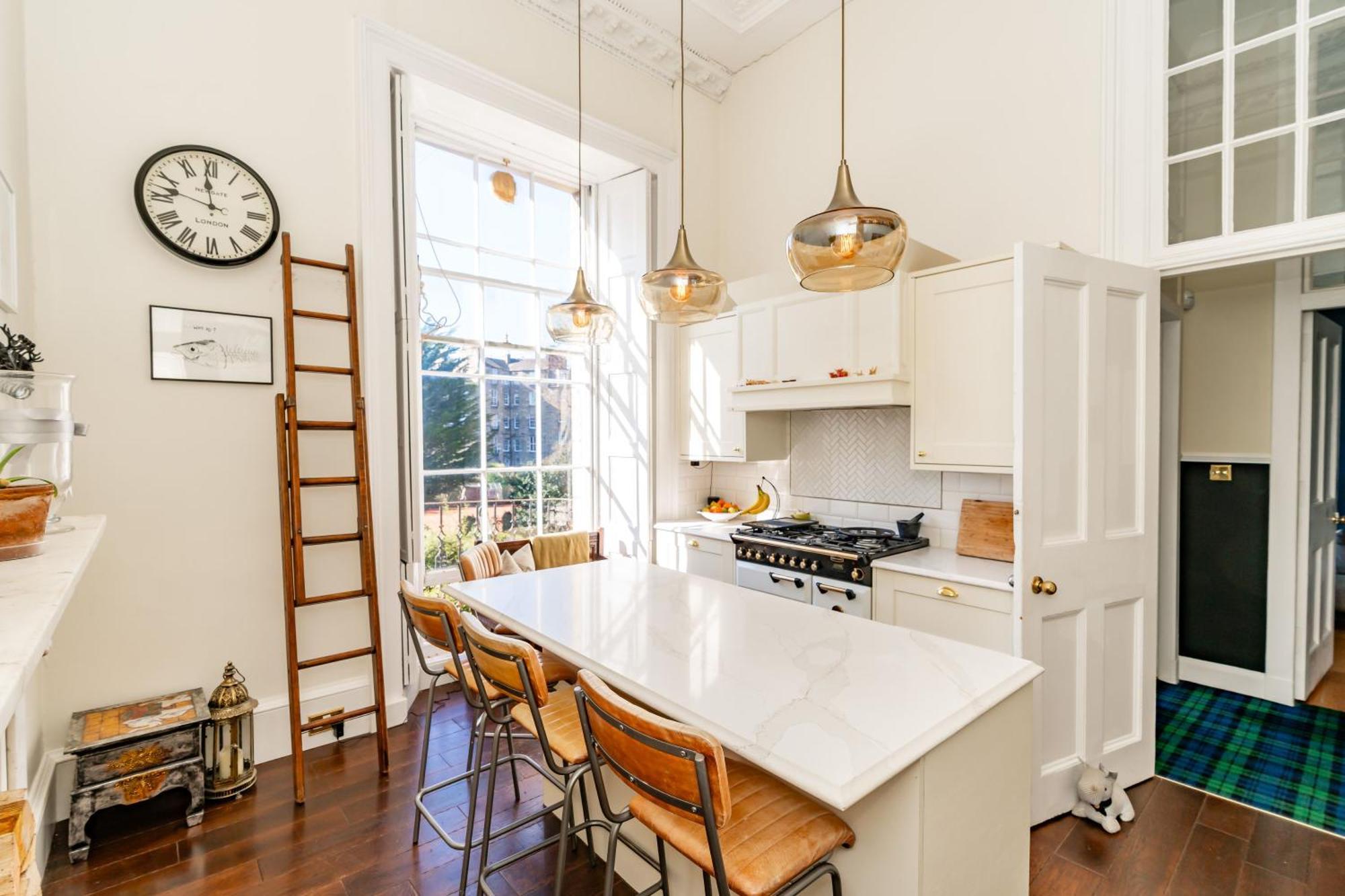 Stunning Flat, New Town, - Perfect Location *