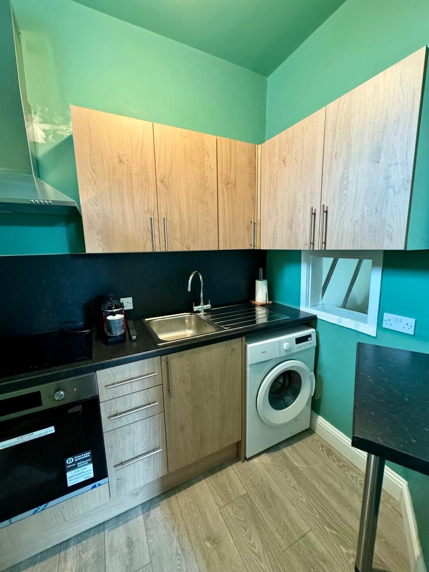 Stylish Canal-side Retreat In * Edinburgh