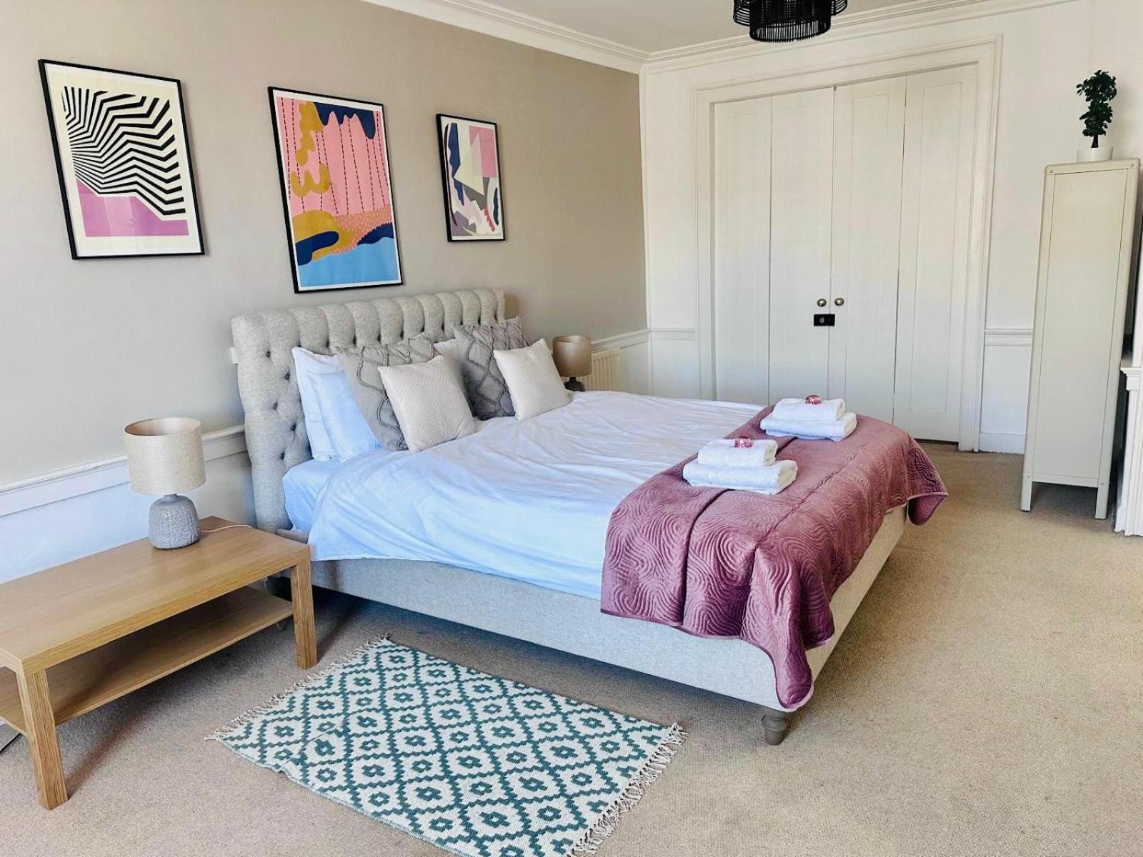 Super Spacious 4 Bed, Sleeps 6 Edinburgh