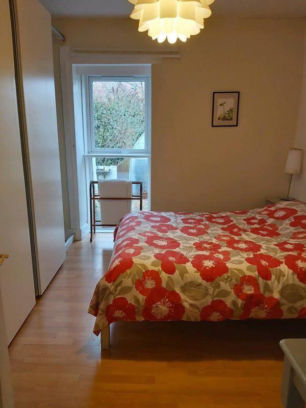 Charming 3 Bed For Share , Private Bookings , Free Parking , Internet Bed & Breakfast Edinburgh